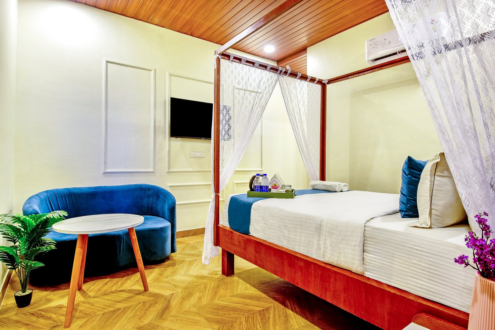 black and white bed linen