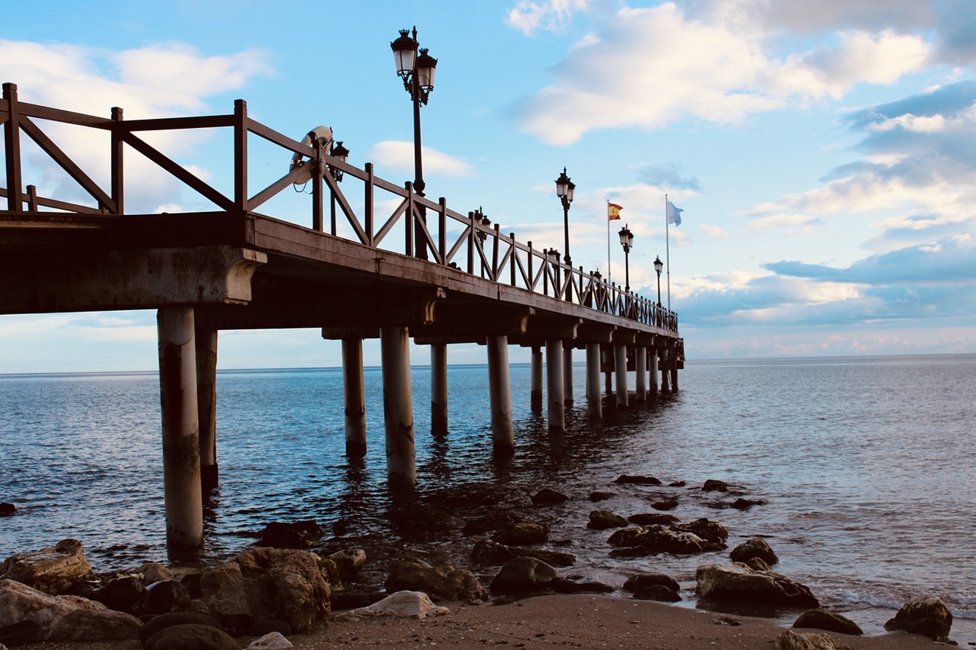 gray computer monitor