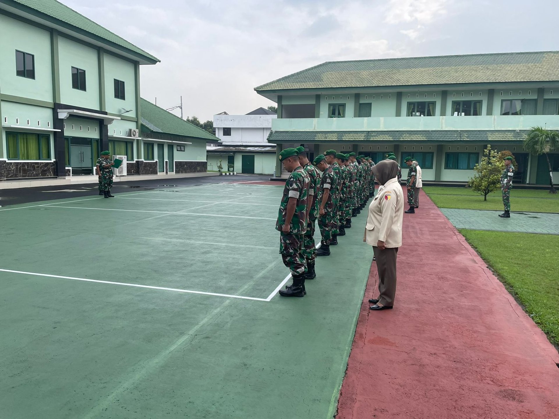 gray computer monitor