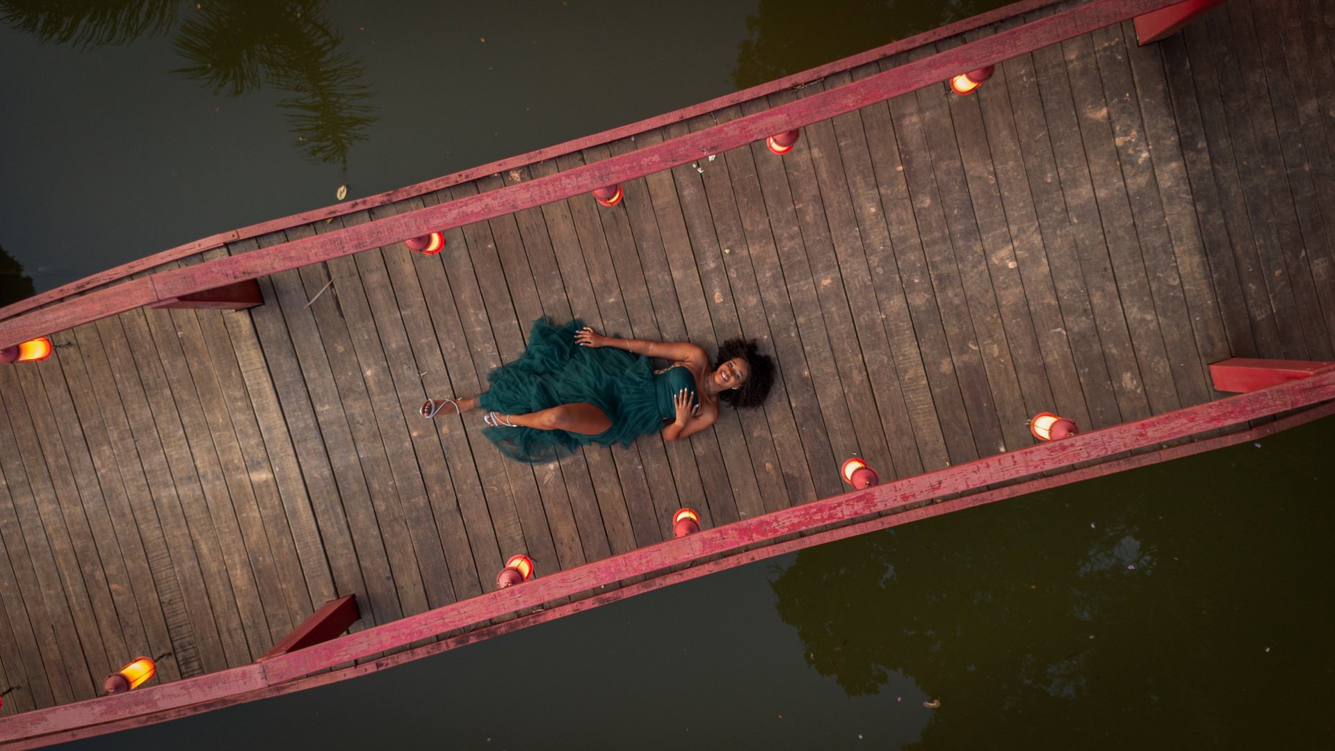 black and white bed linen