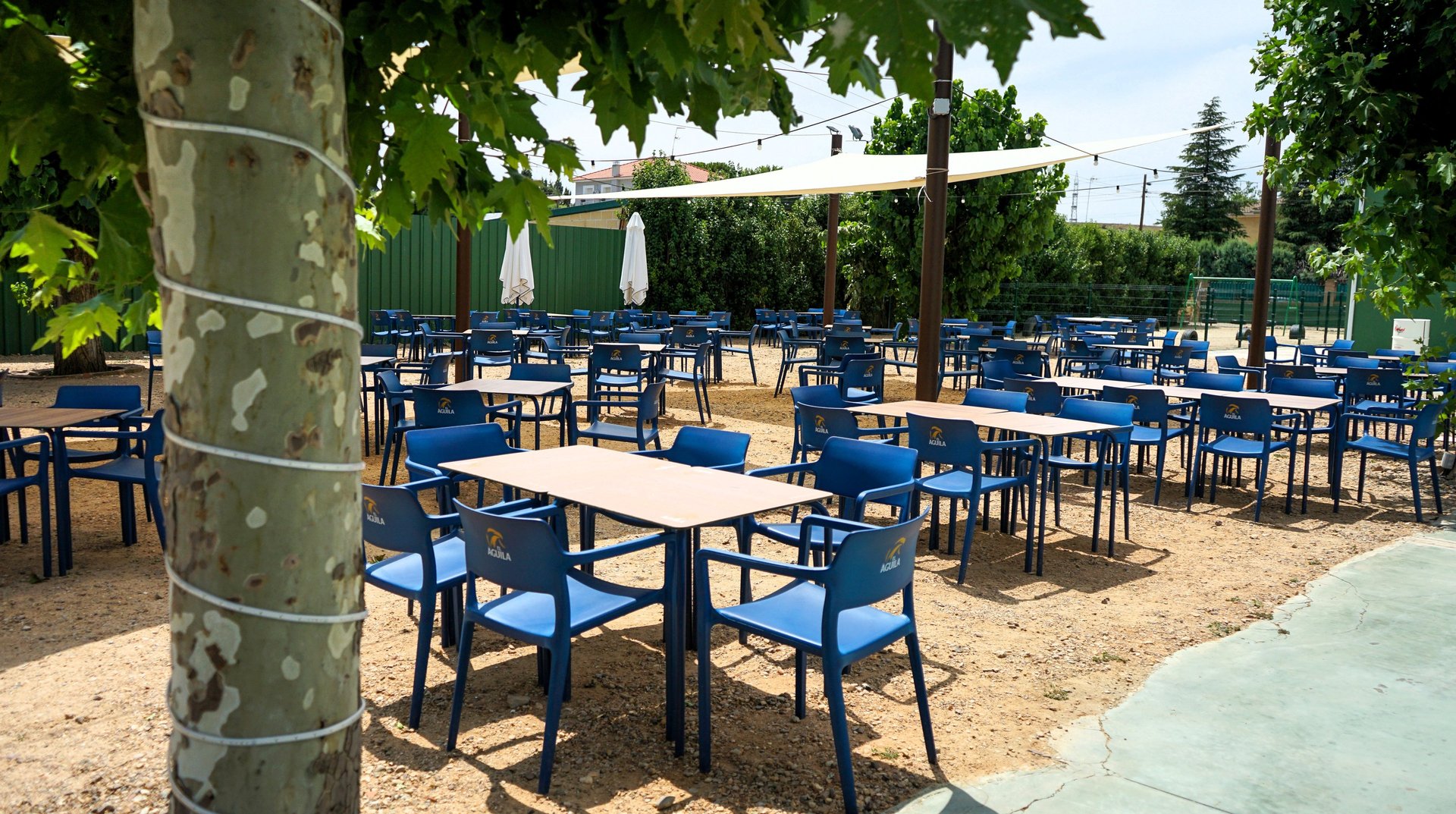 gray computer monitor