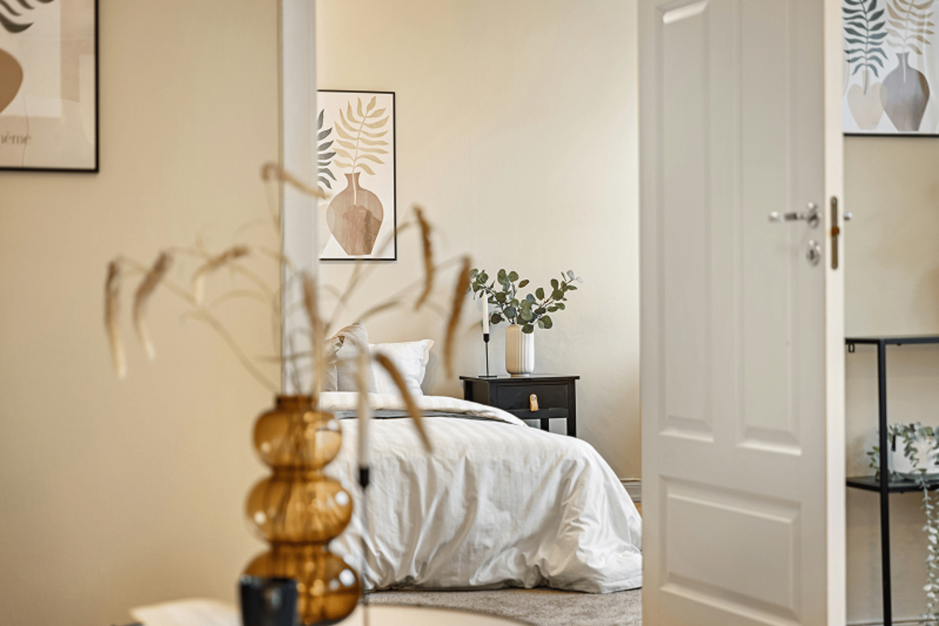 closeup photo of ballpoint pen near camera