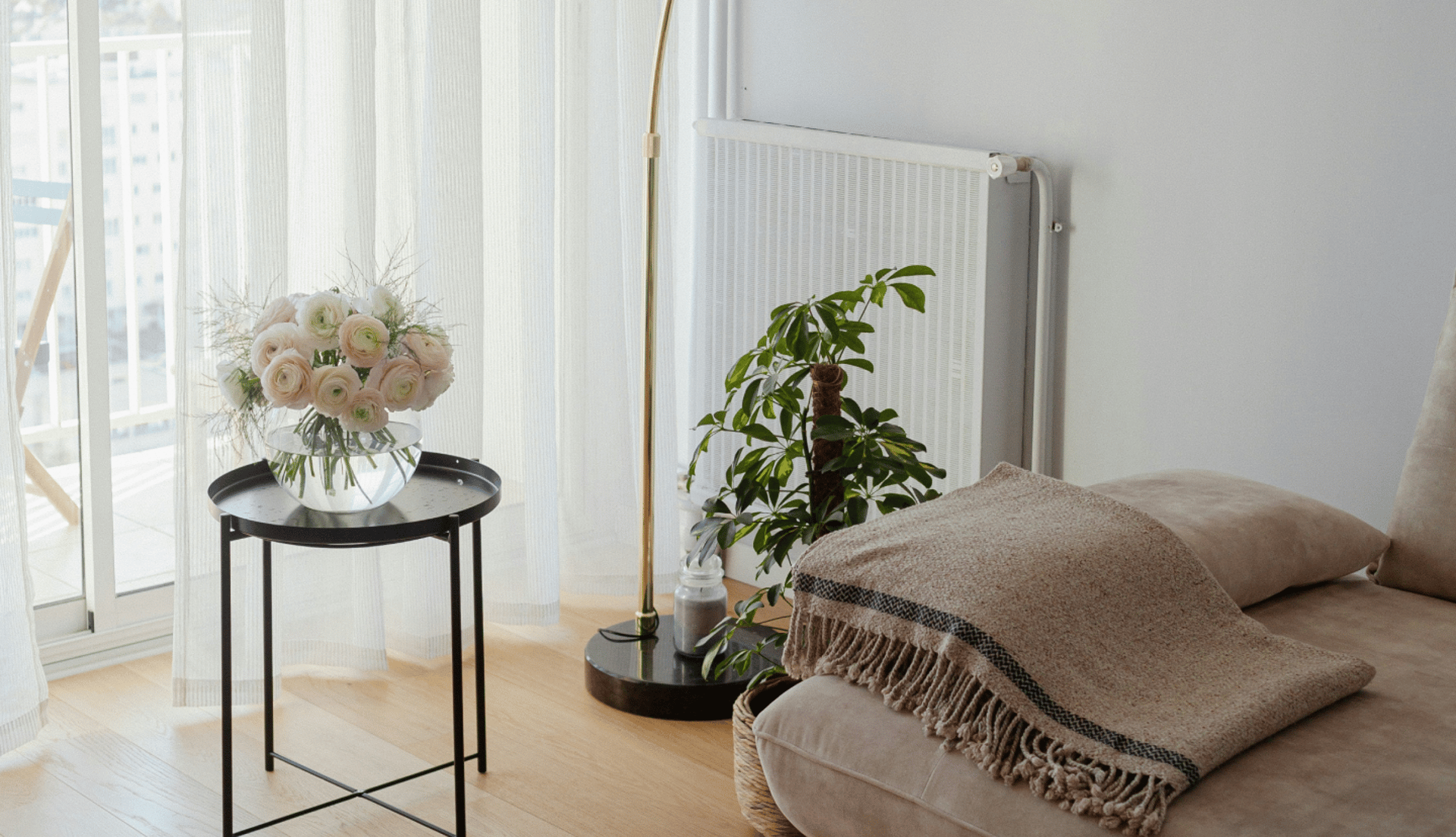 closeup photo of ballpoint pen near camera