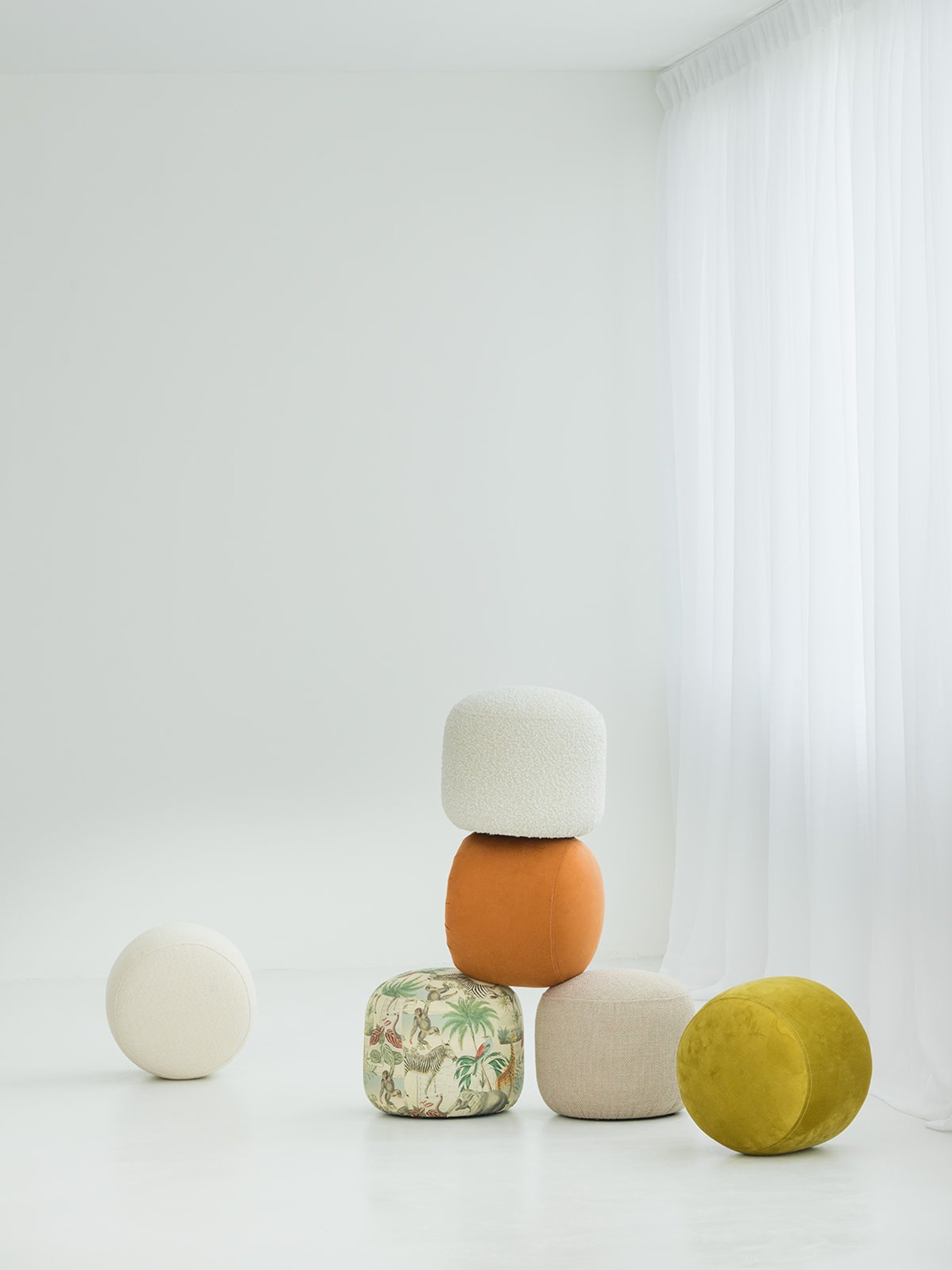 gray computer monitor