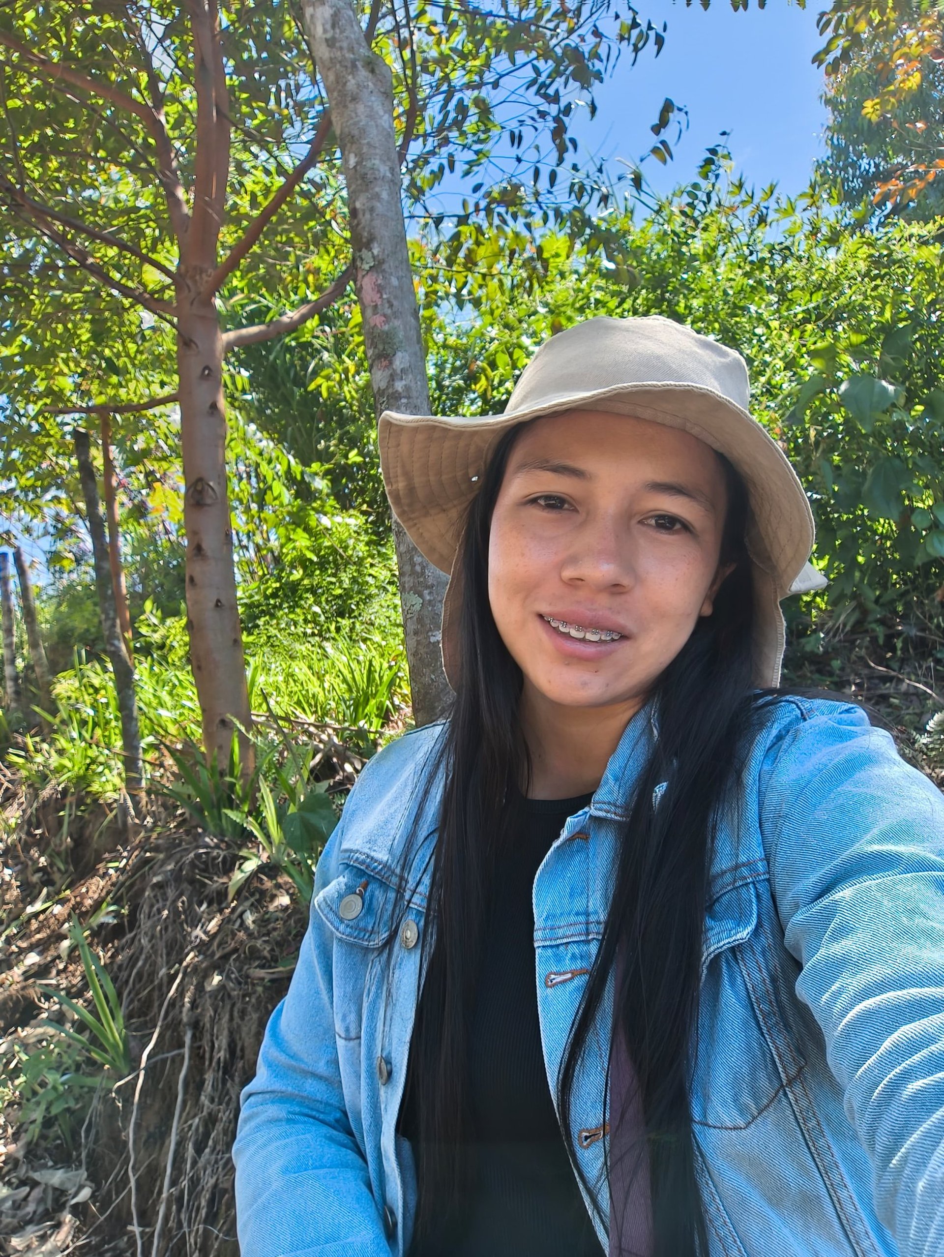 gray computer monitor