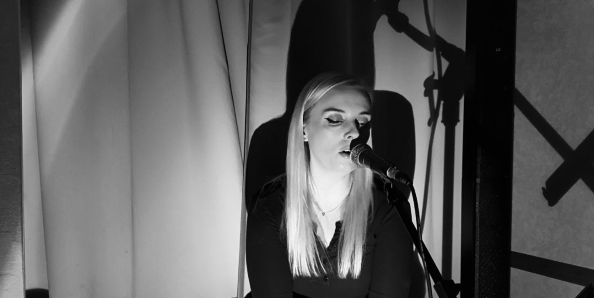 gray computer monitor