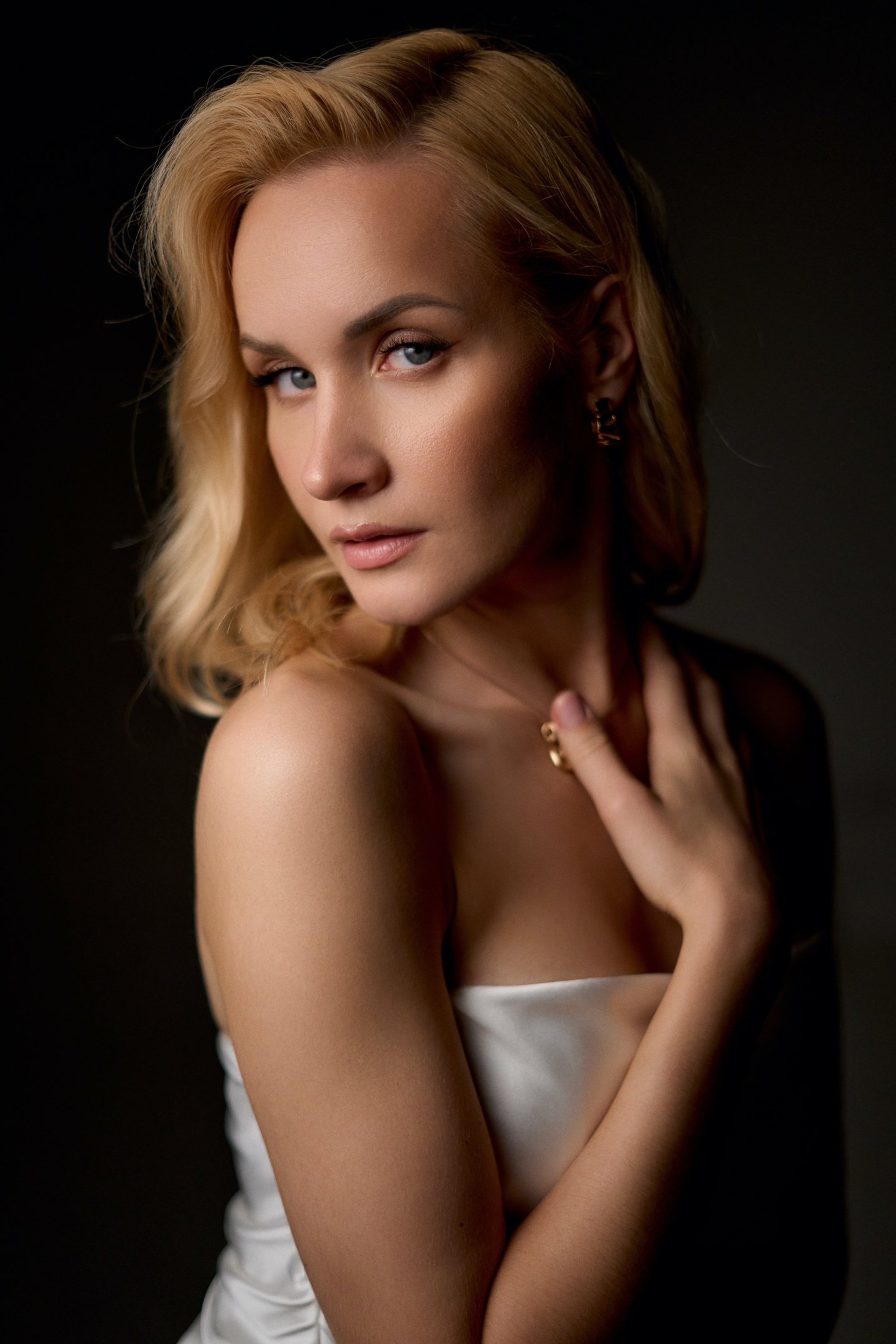 gray computer monitor