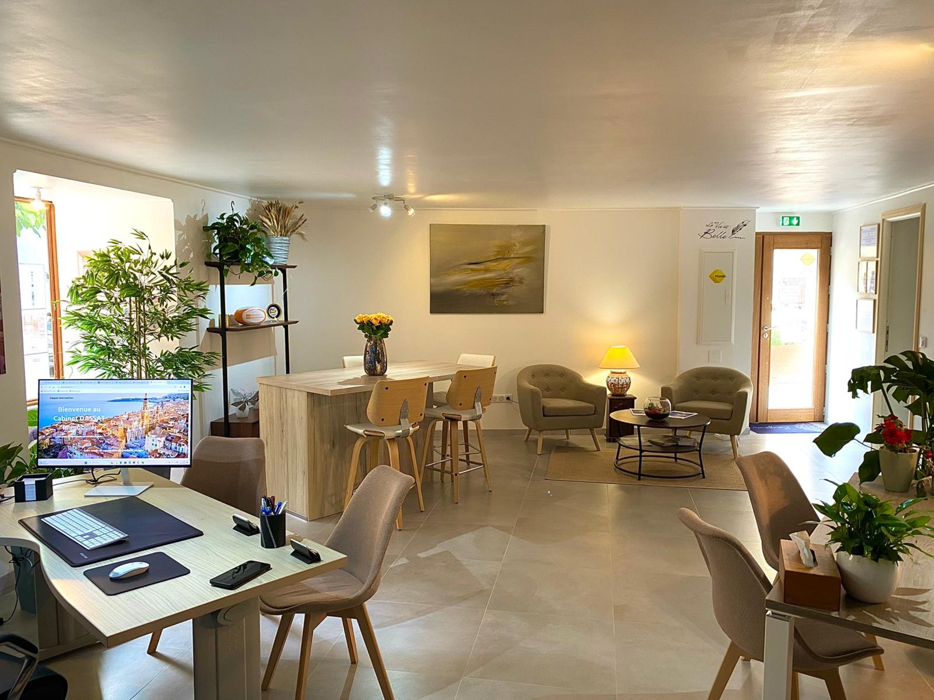 On y voit le cabinet DASSAT Immobilier