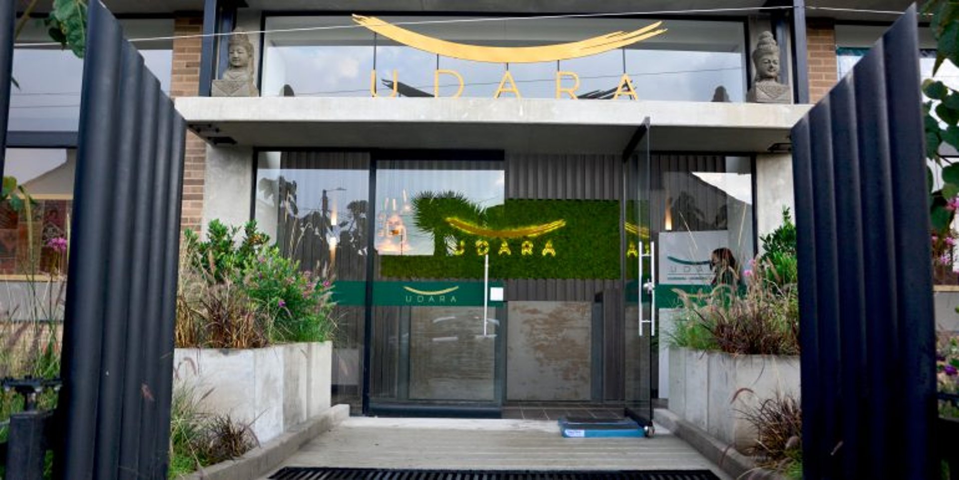 black and white bed linen