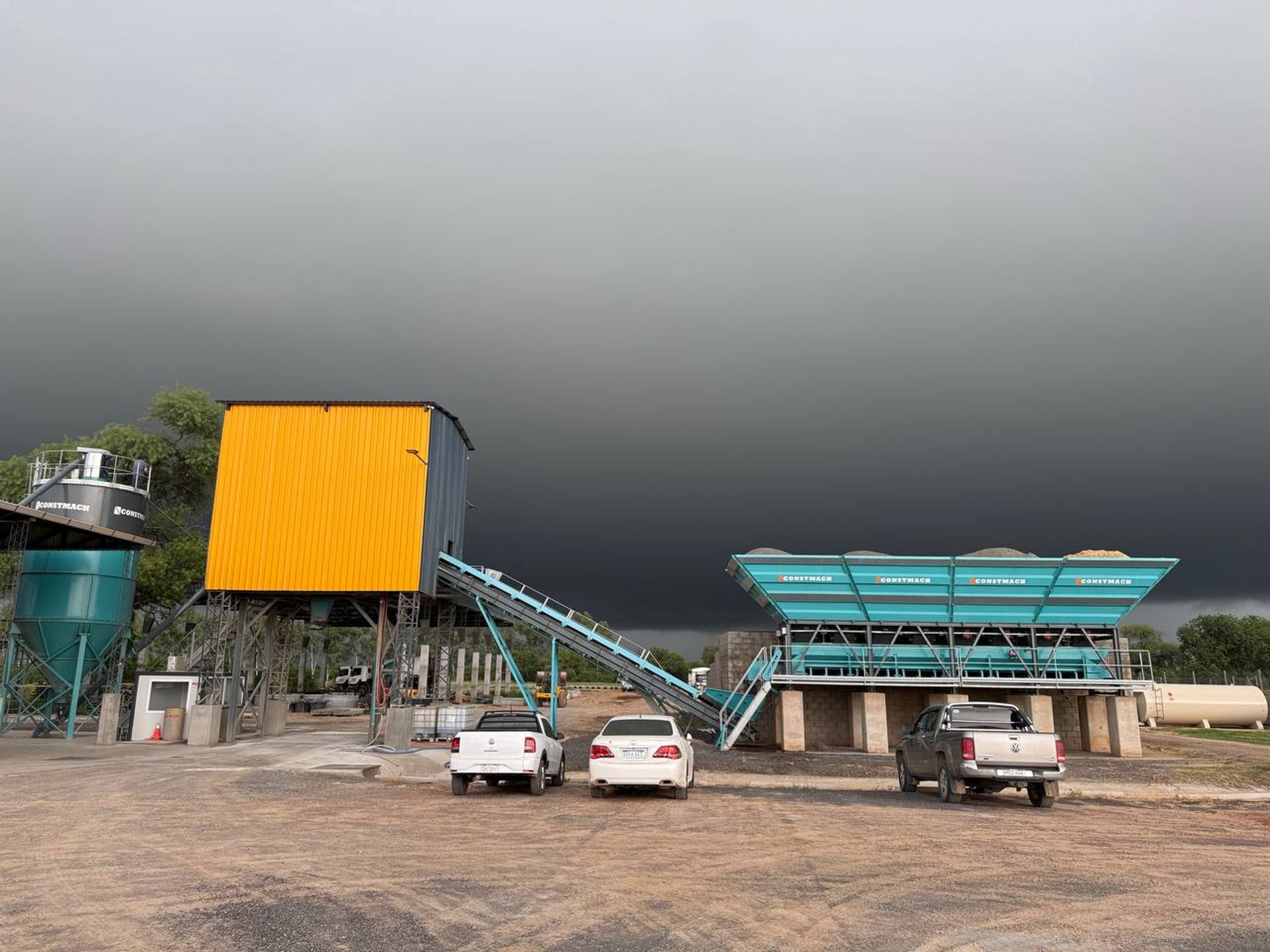 gray computer monitor