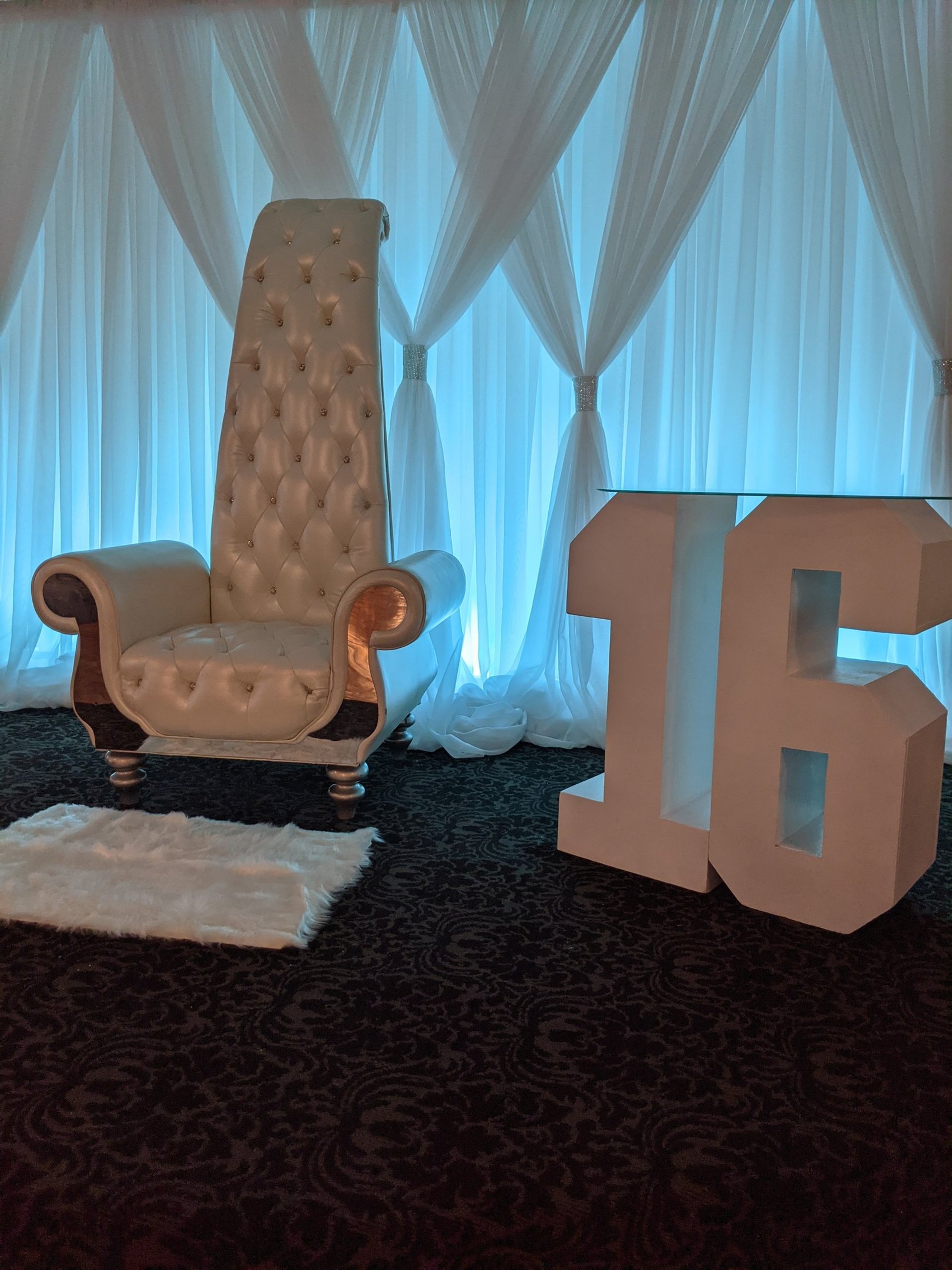 black and white bed linen