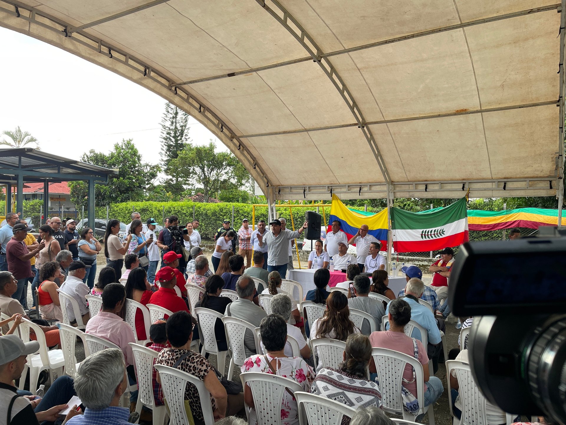 reunión comunitaria, a la que asistieron más de 200 personas, incluyendo al gobernador del Quindío, el alcalde de Montenegro 