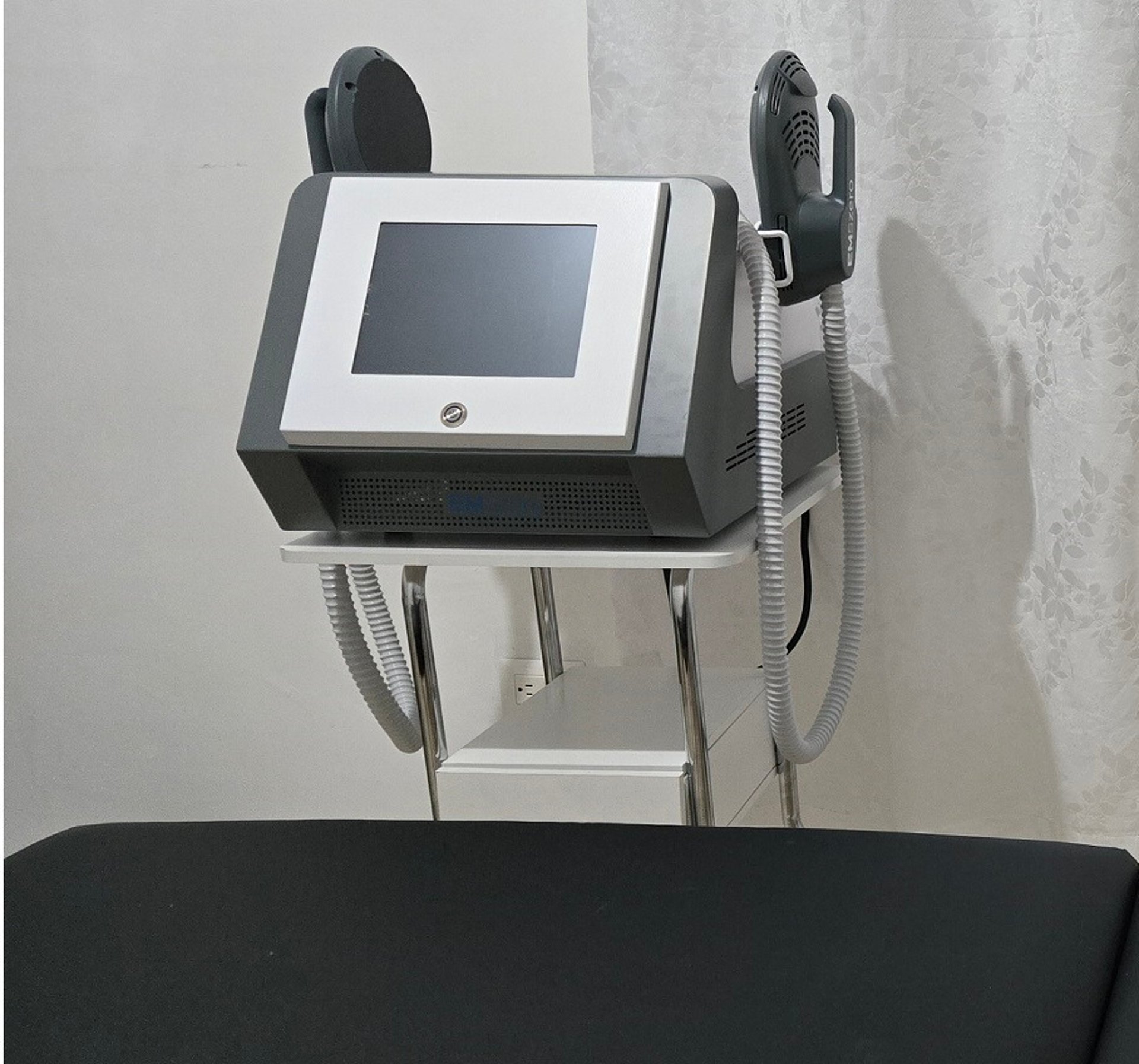 gray computer monitor