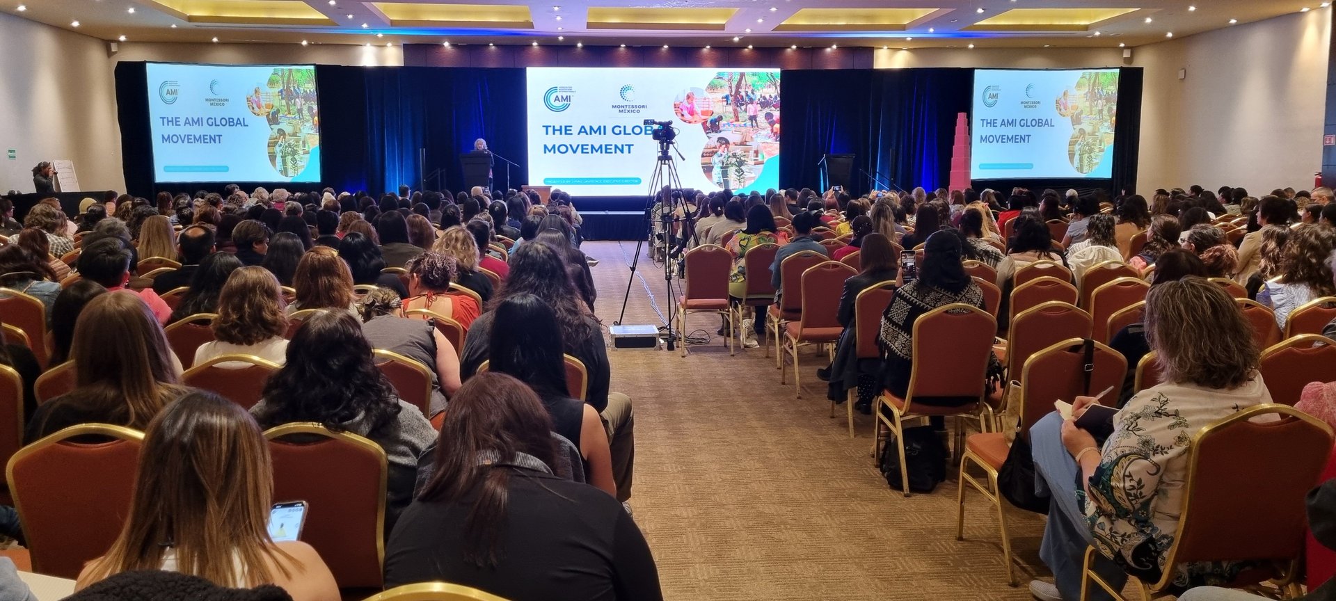 evento con equipo de audio pantalla led, y pantallas de marco con proyectores