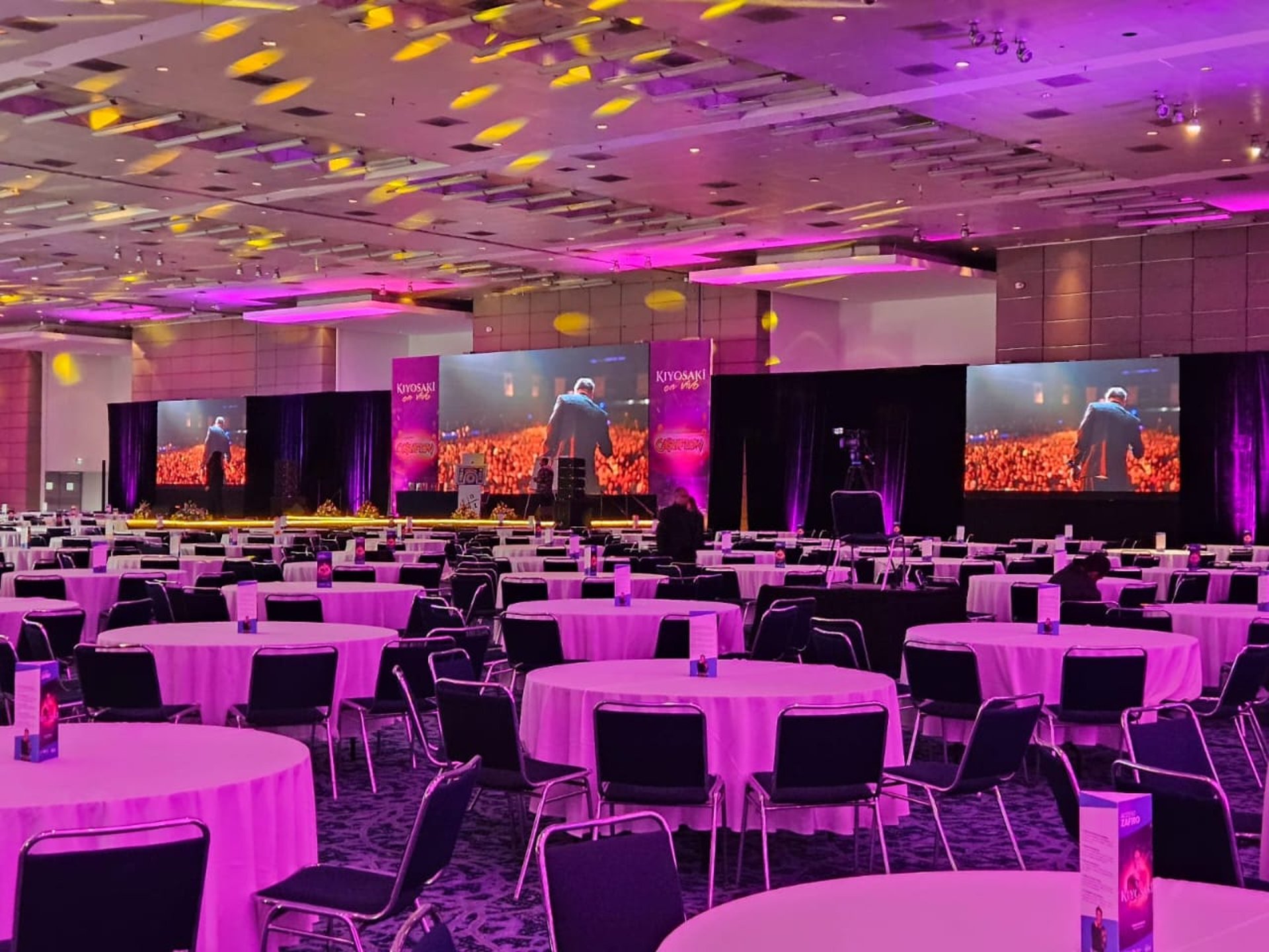se rento equipo audiovisual, como pantalla led, audio lineal, iluminación