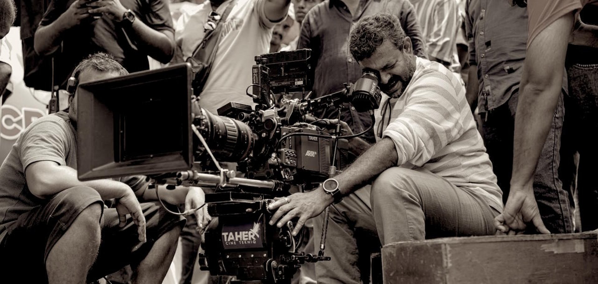 gray computer monitor