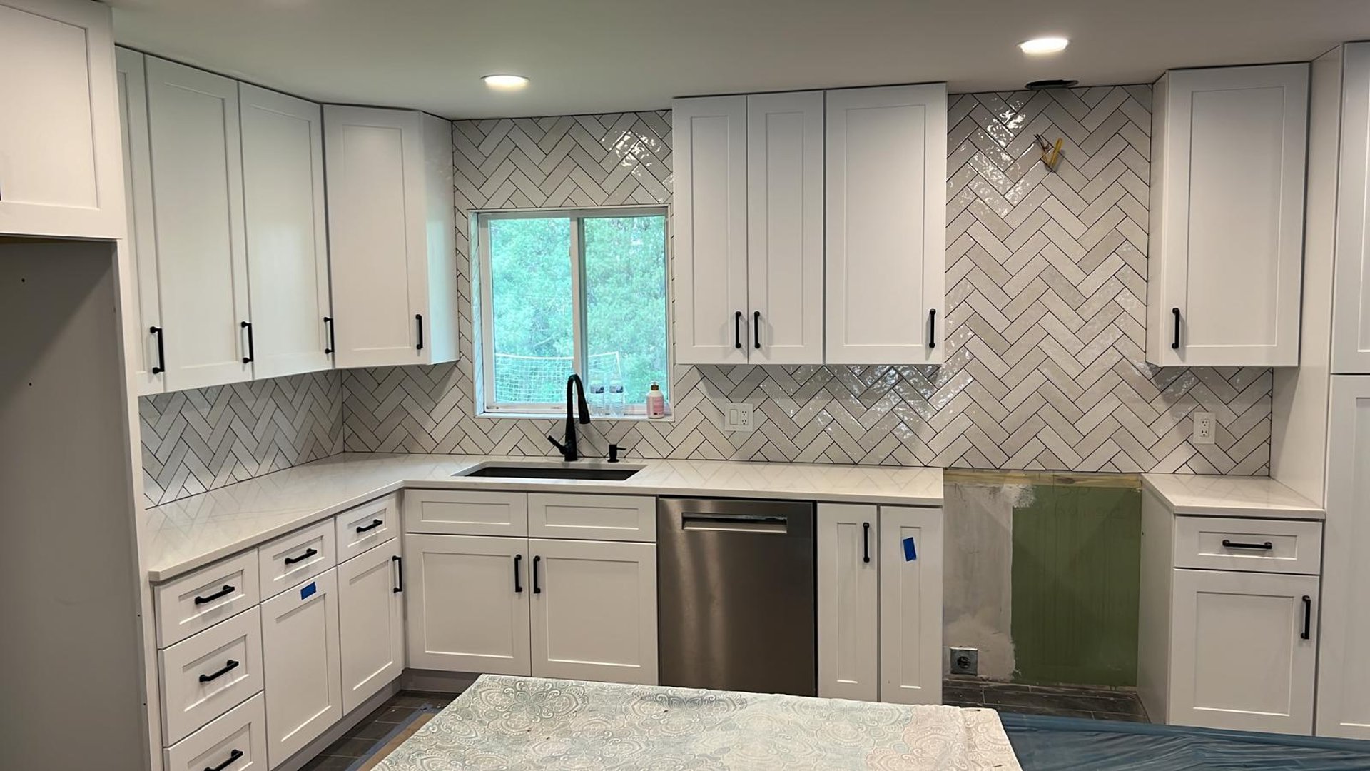 gray computer monitor