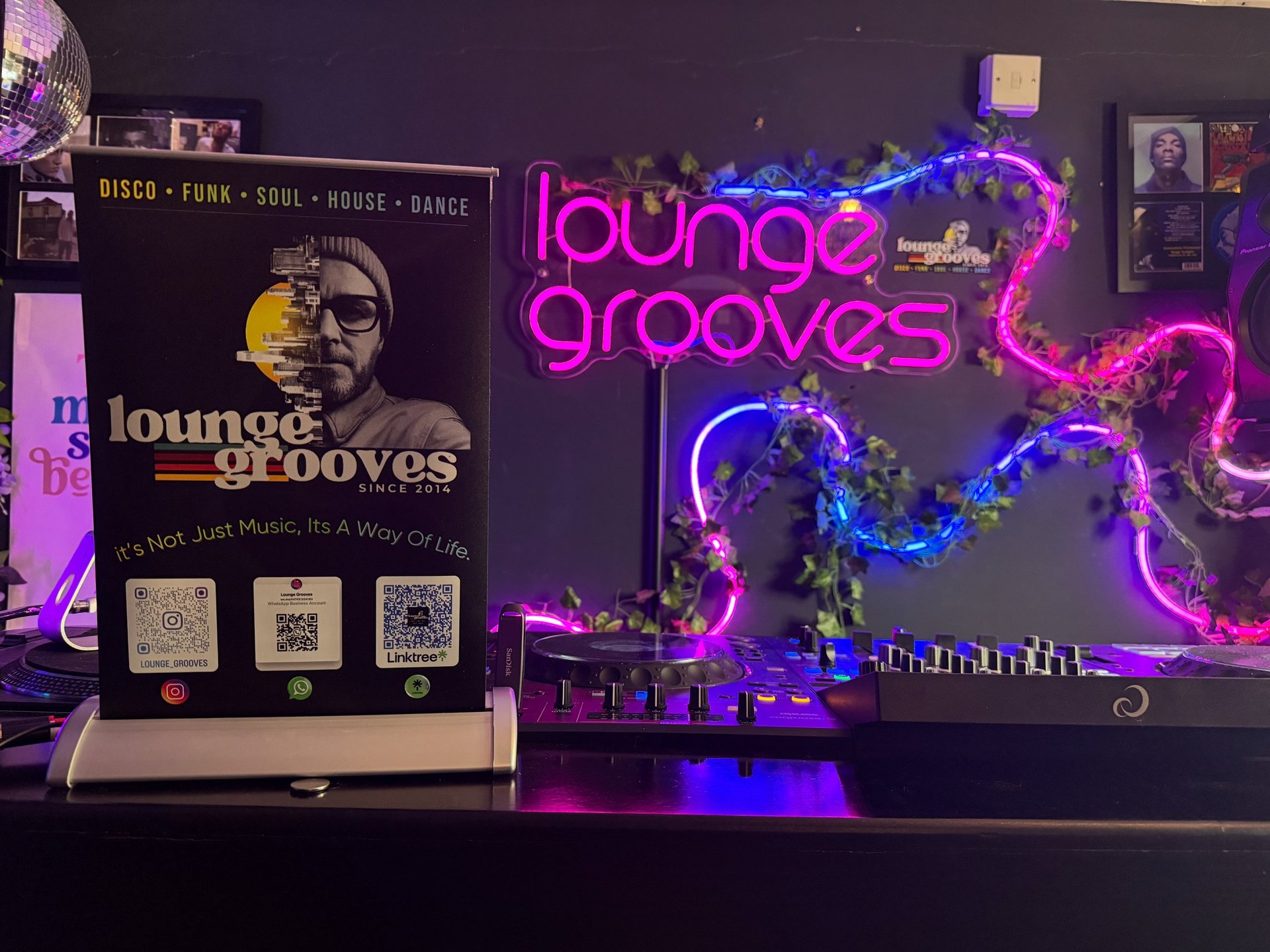 black and white bed linen