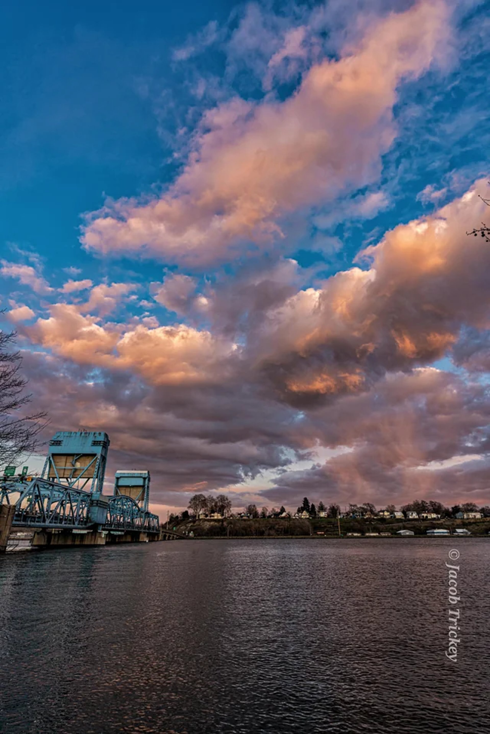 gray computer monitor