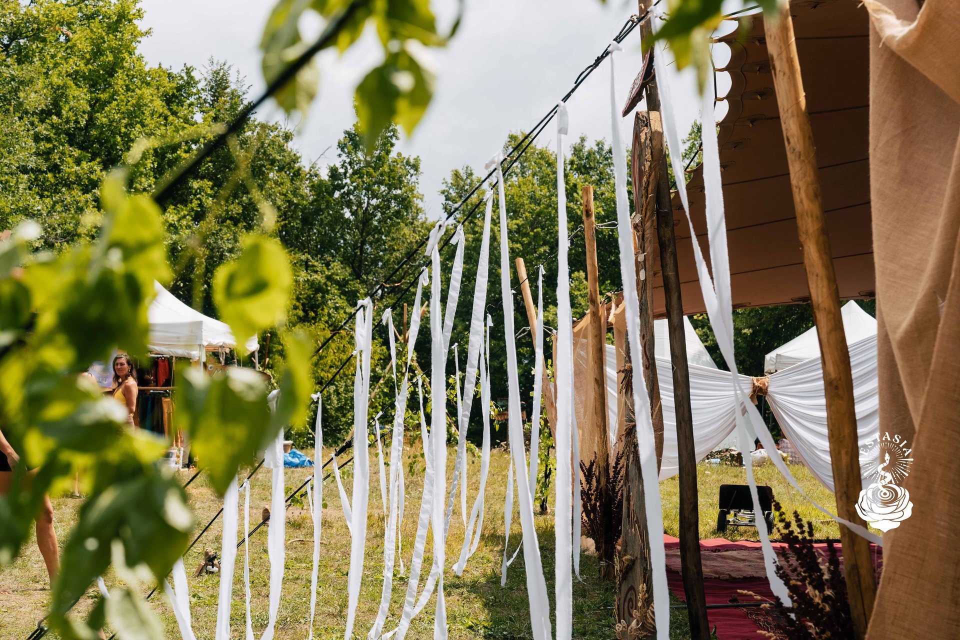 gray computer monitor