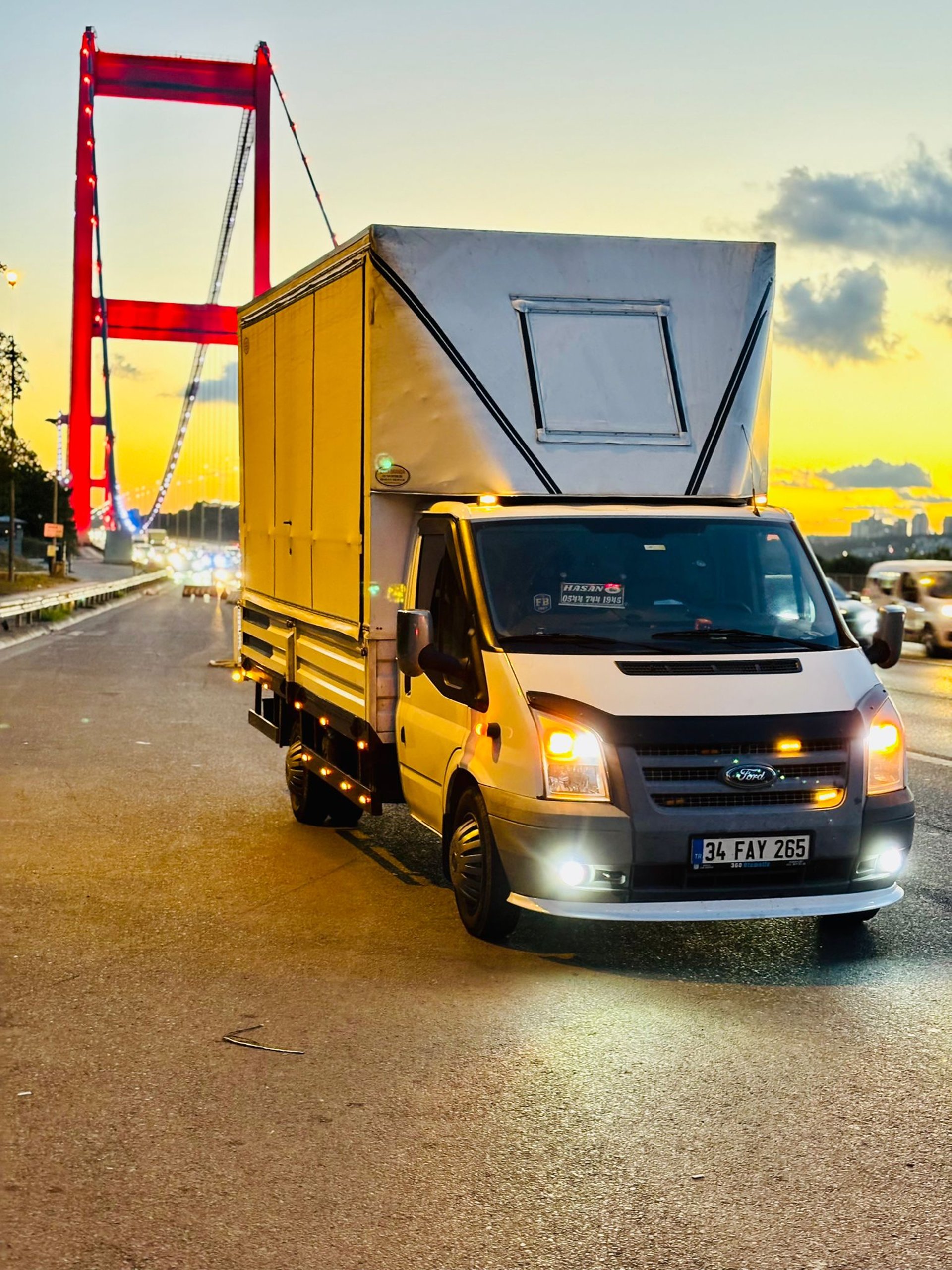 gray computer monitor