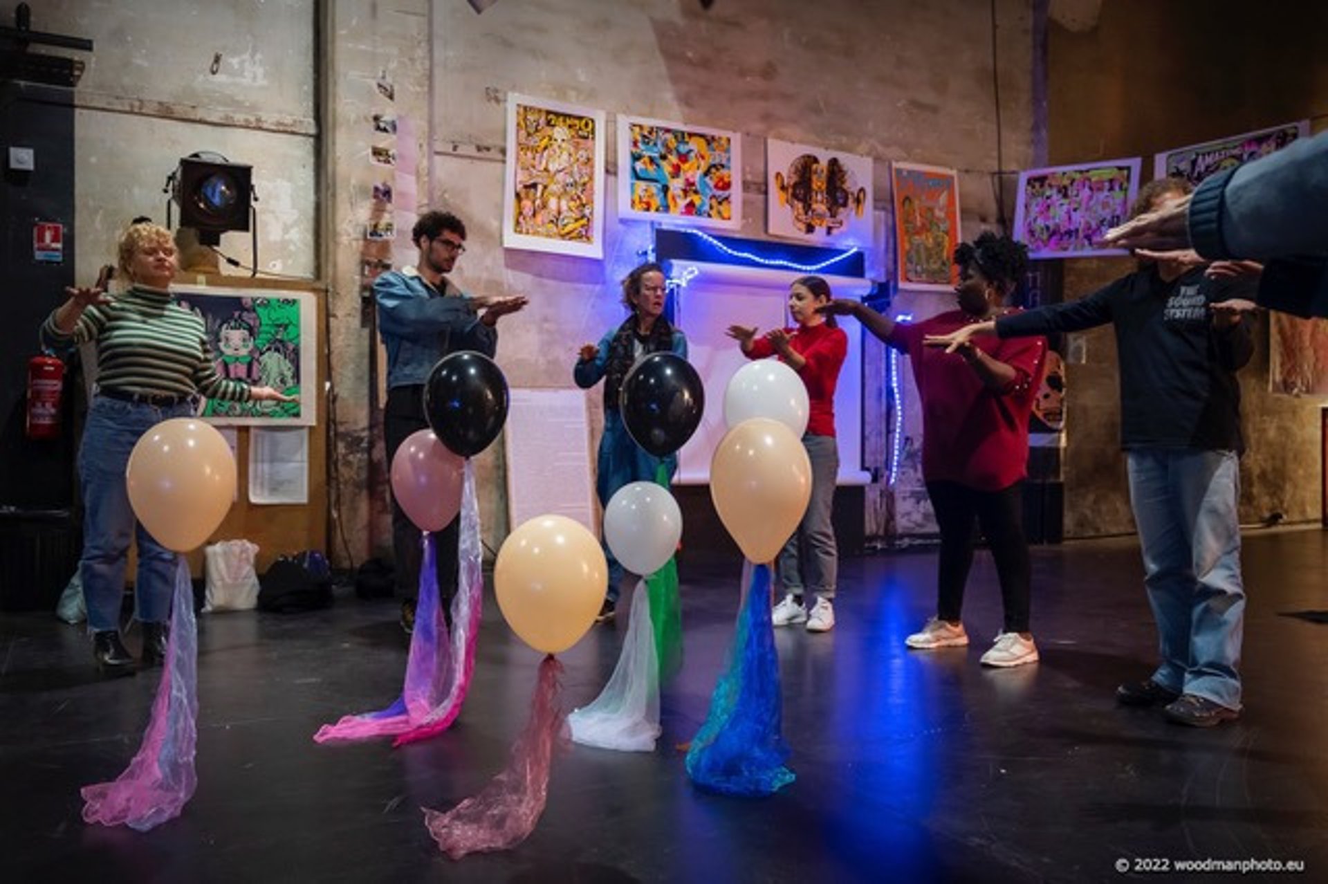 gray computer monitor