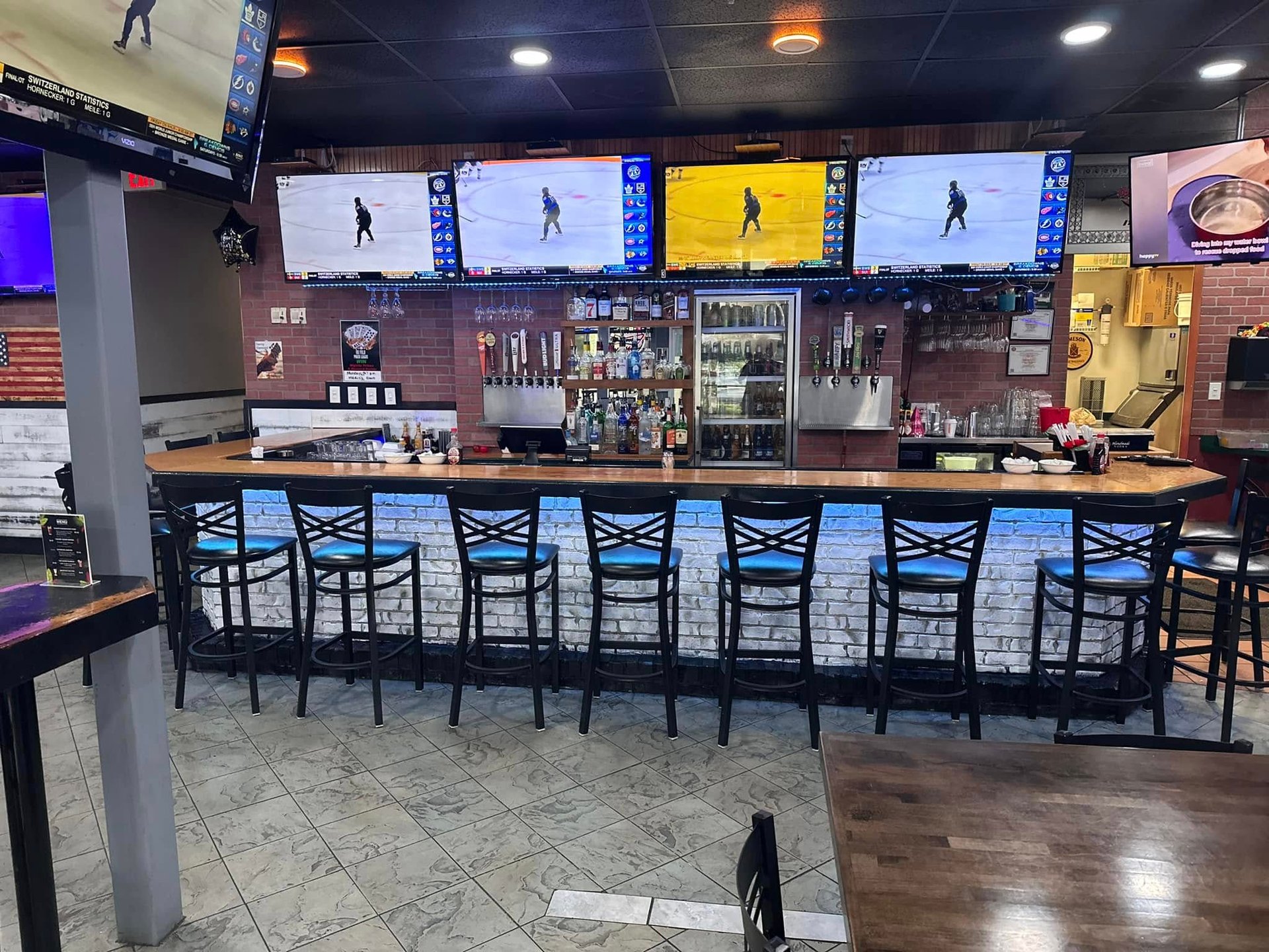 black and white bed linen