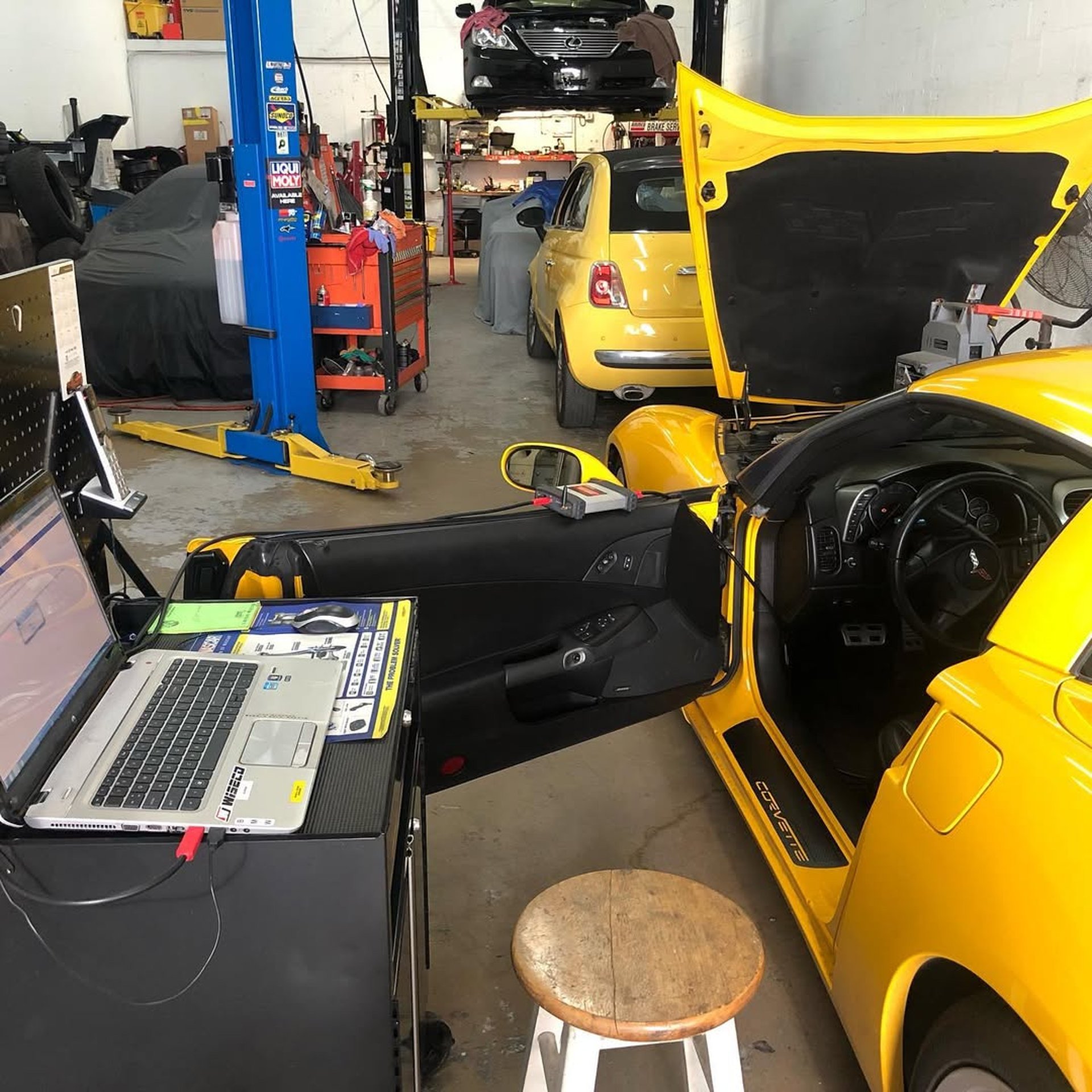 gray computer monitor