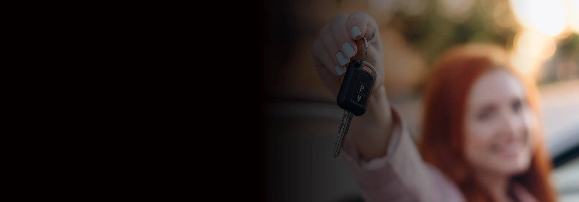 Cliente feliz com cópia de chave automotiva feita pelo Chaveiro A Casa das Chaves 24 horas.