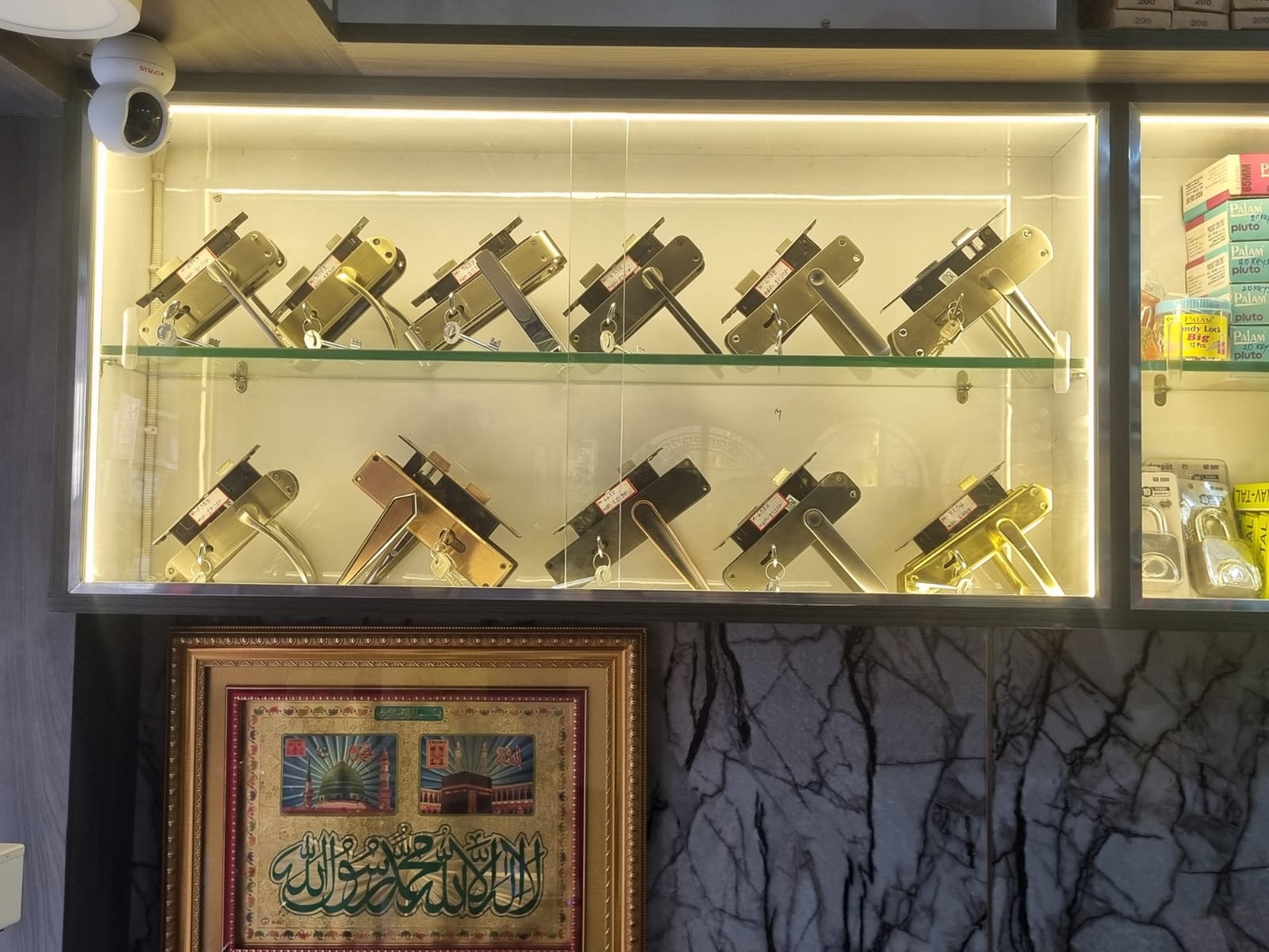 black and white bed linen