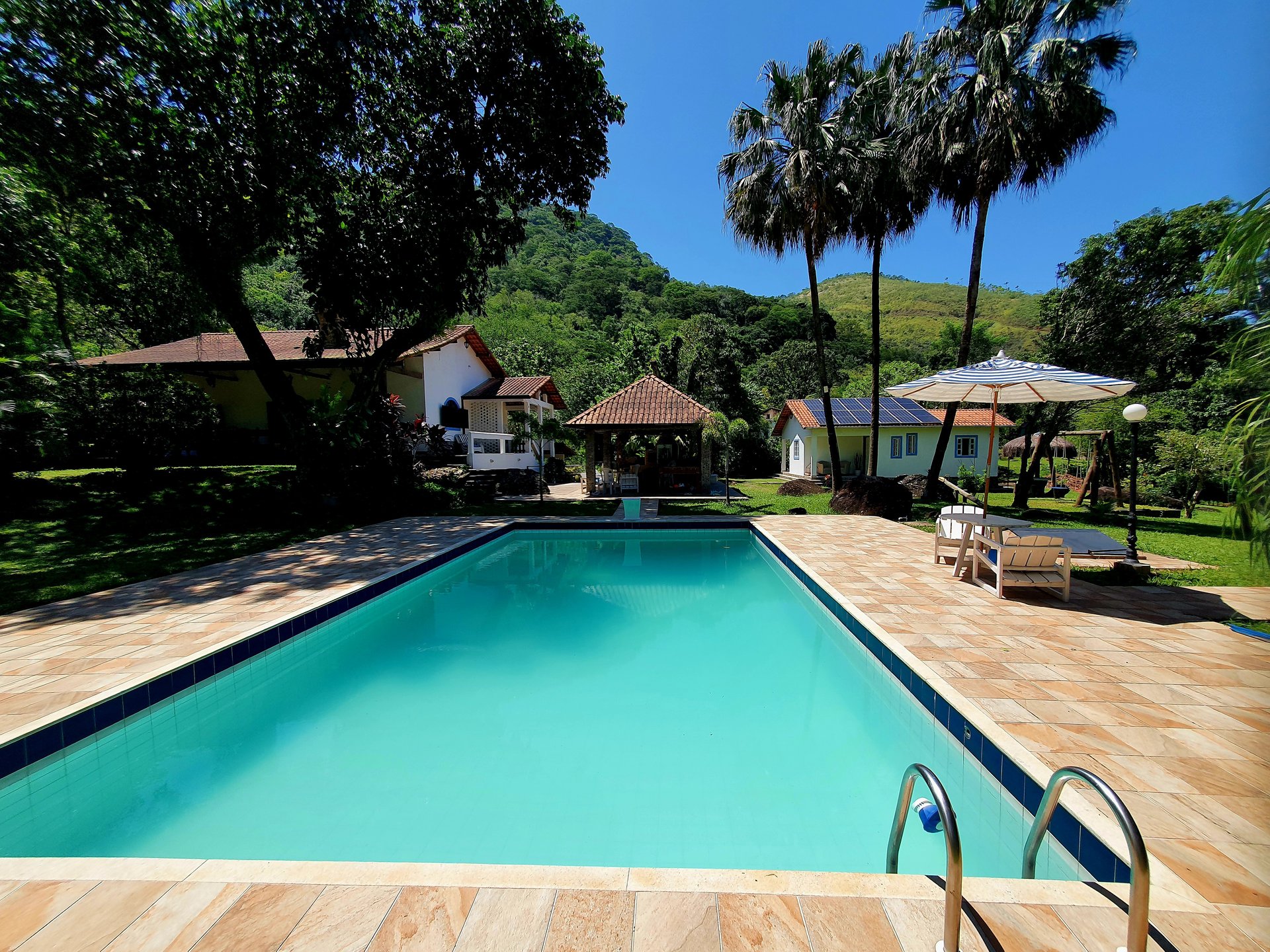 black and white bed linen