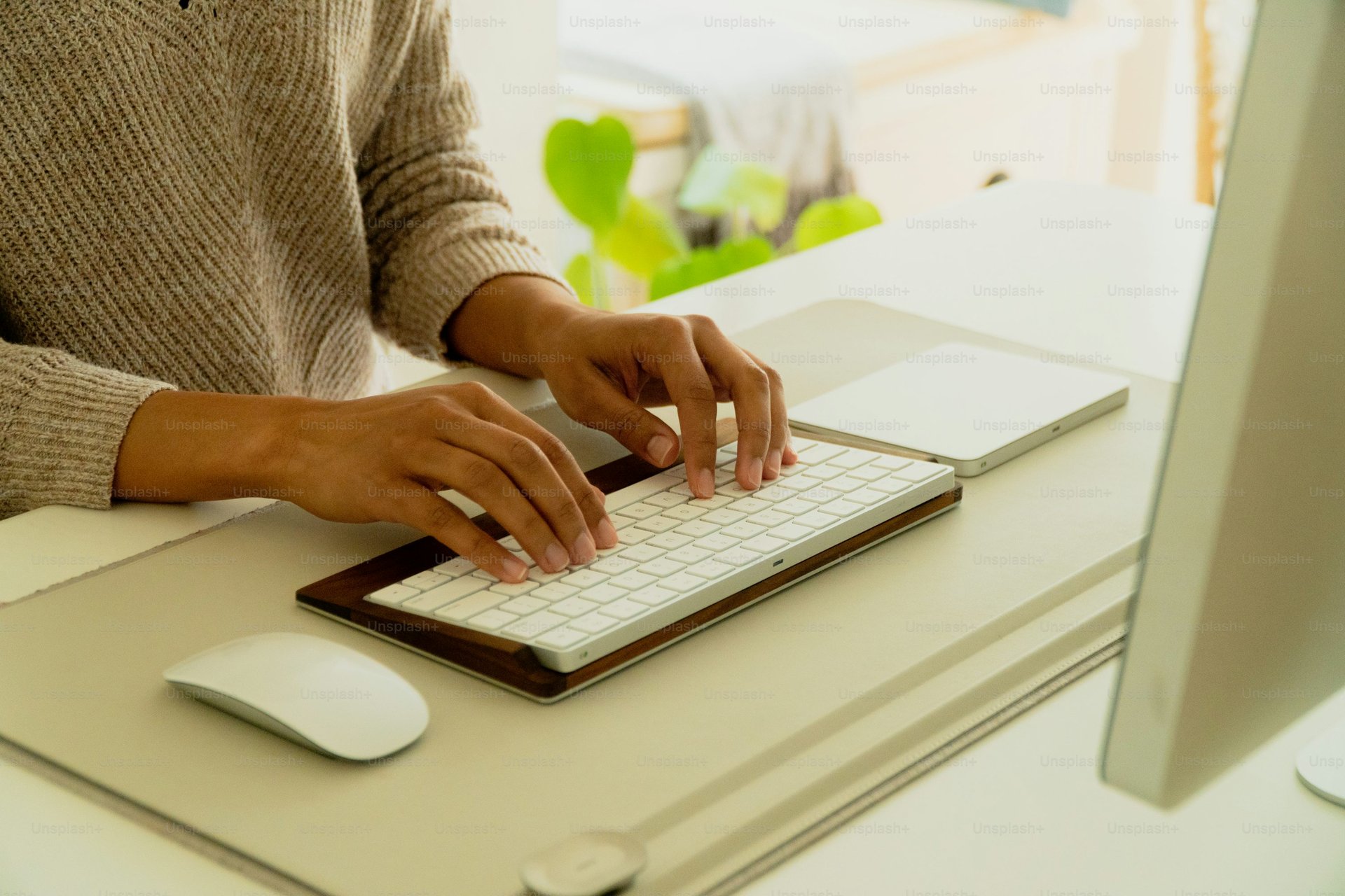 gray computer monitor