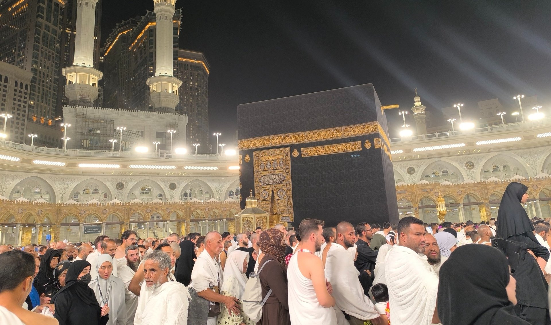 gray computer monitor