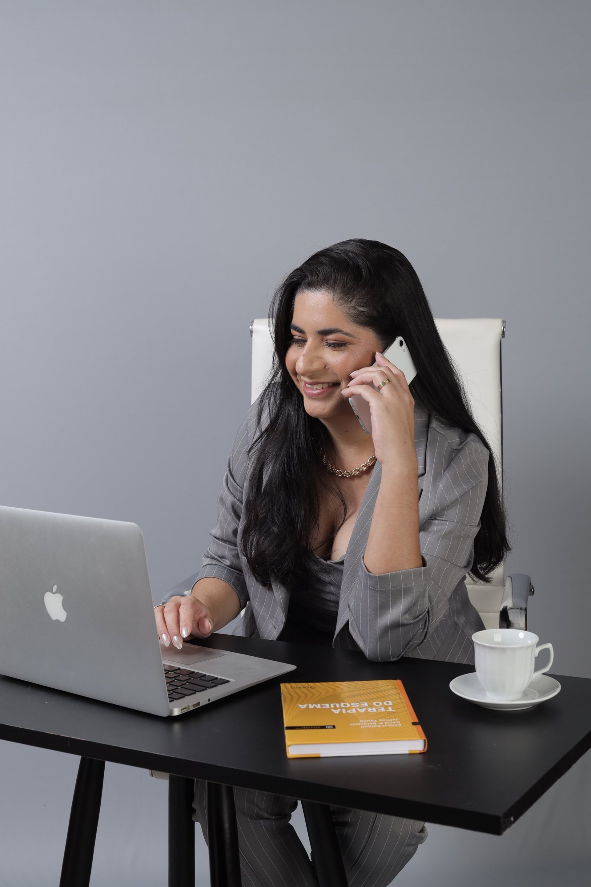 gray computer monitor