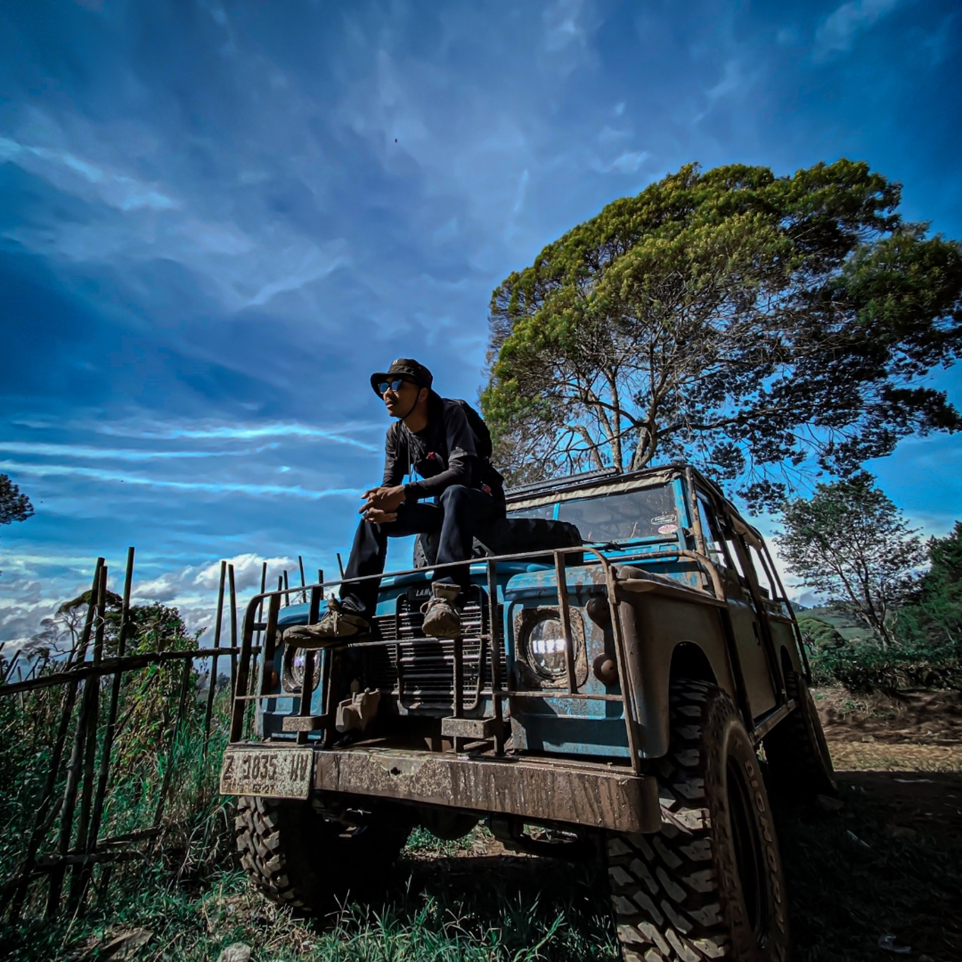 gray computer monitor