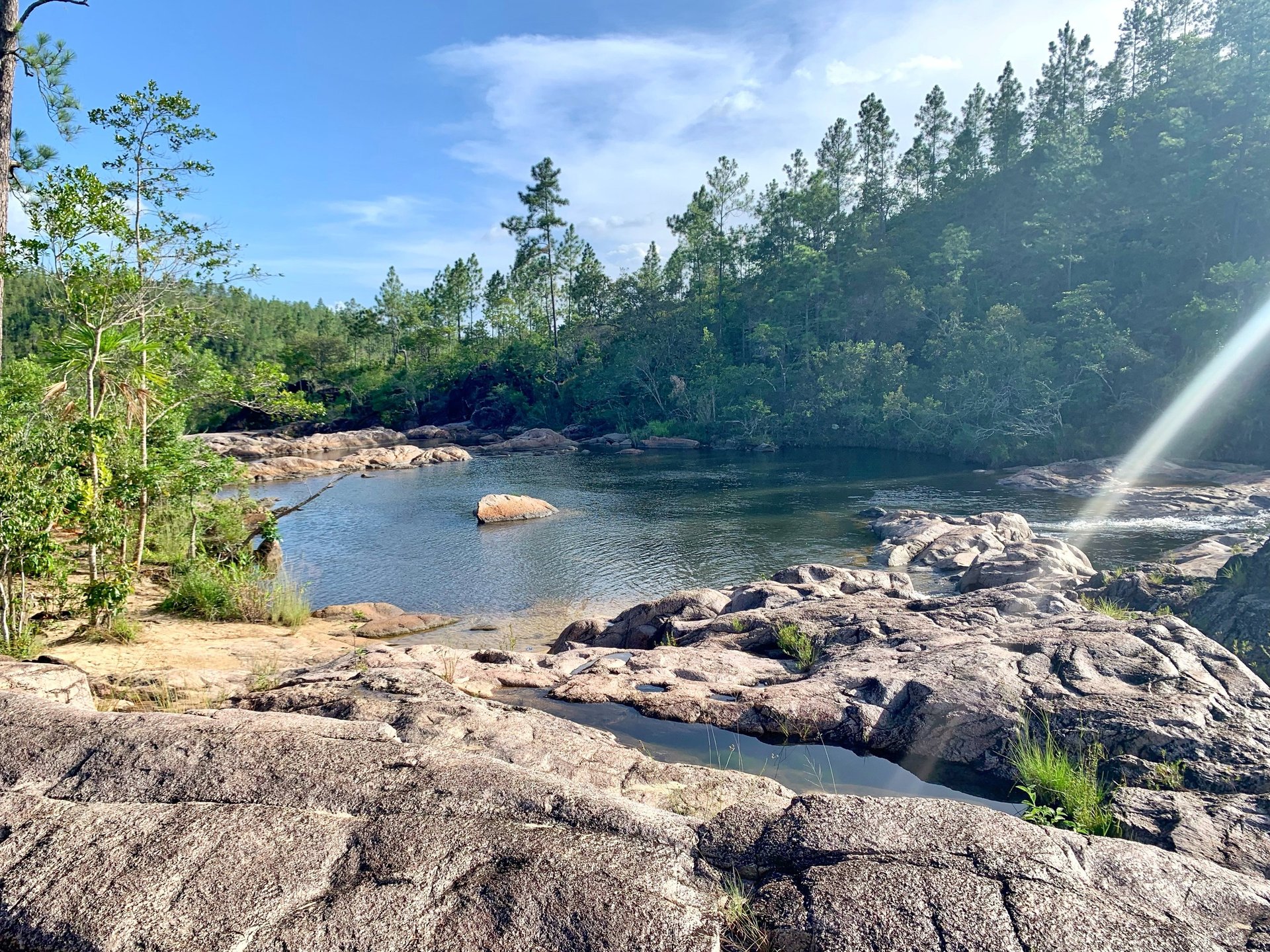 gray computer monitor