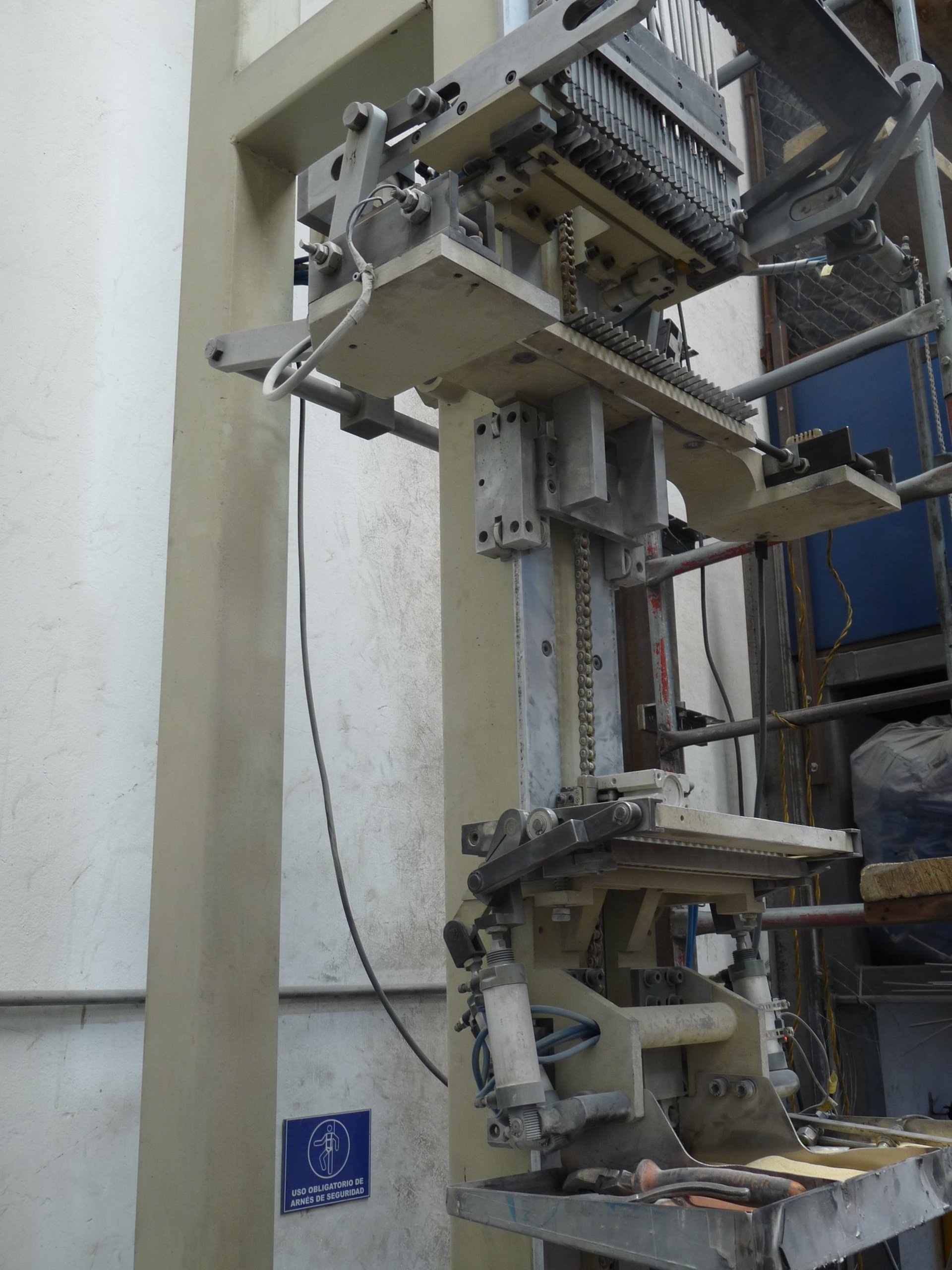 gray computer monitor