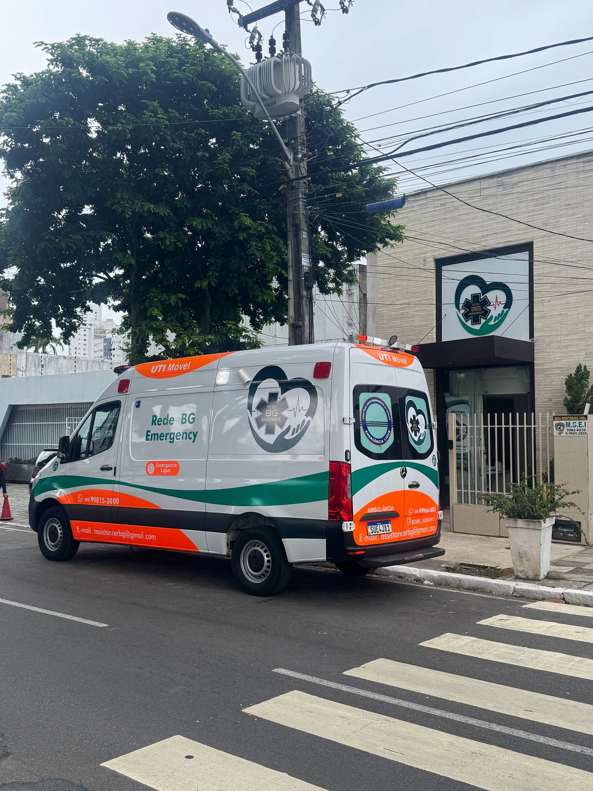 gray computer monitor