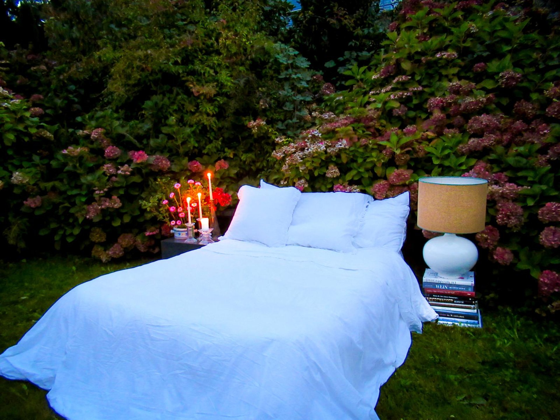 black and white bed linen