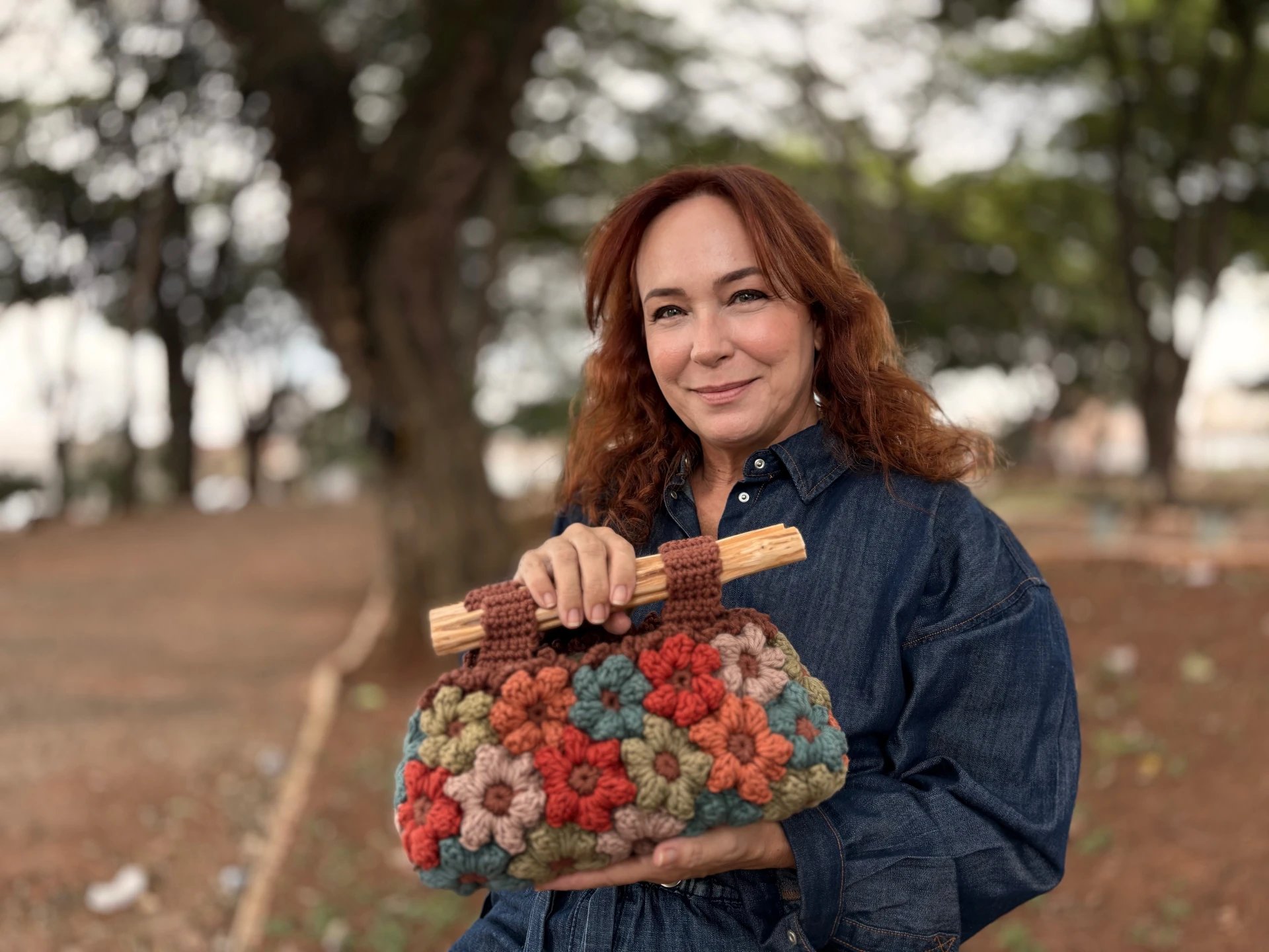 vivian lazar segurando sua linda bolsa nature em croche