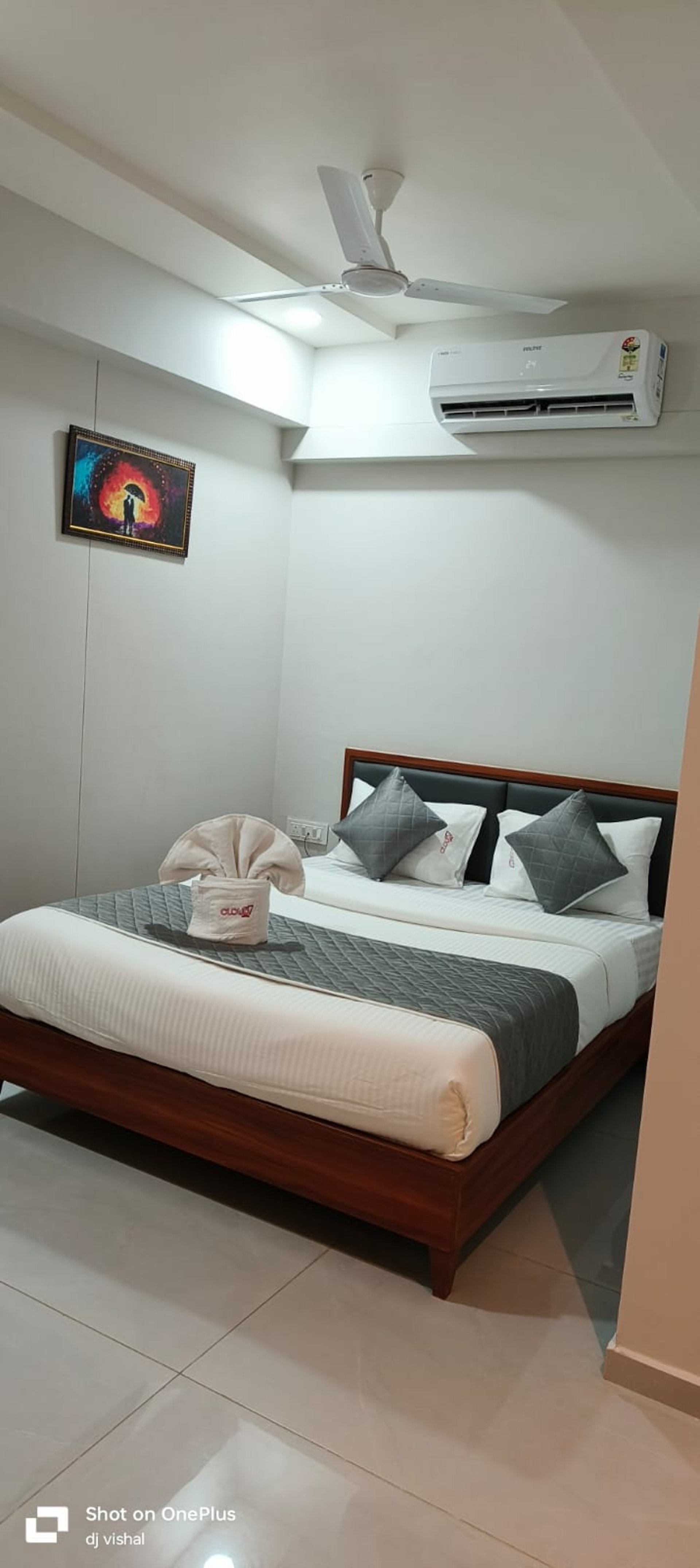 black and white bed linen