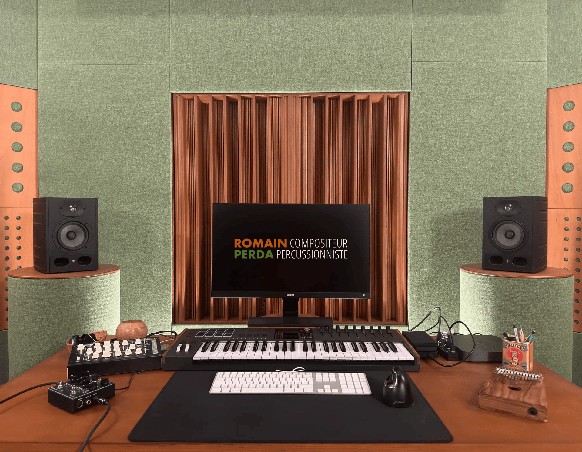 bureau clavier romain perda studio