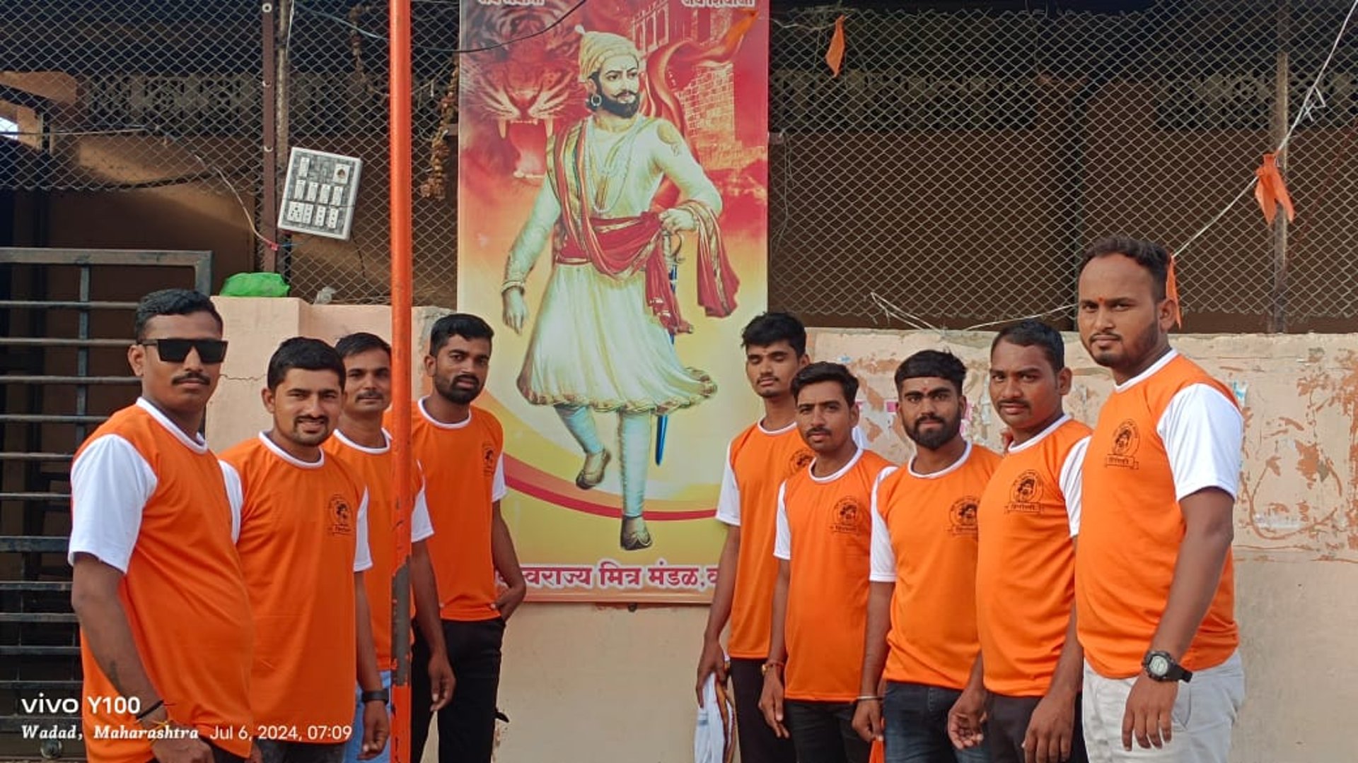 gray computer monitor