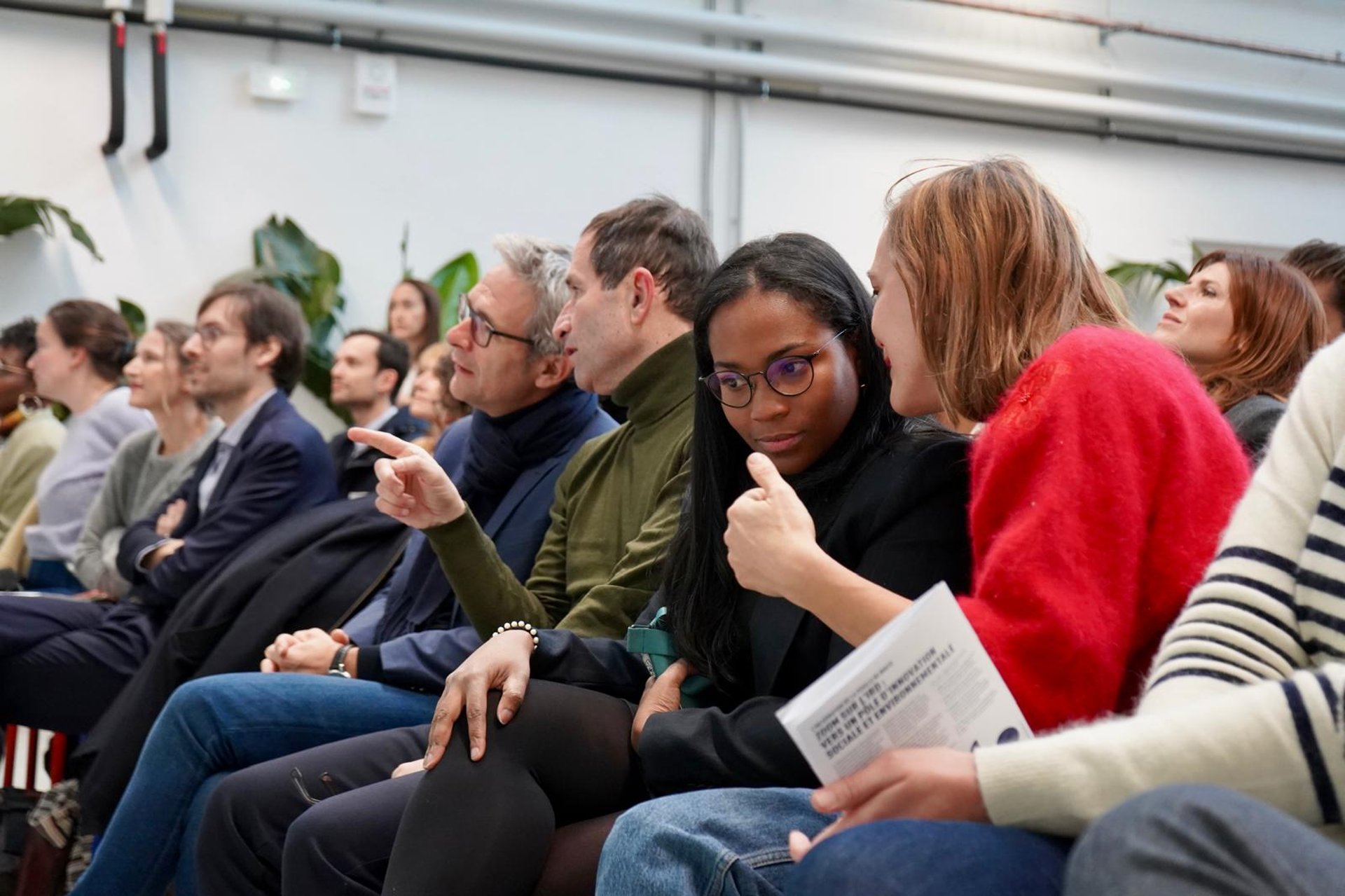 gray computer monitor