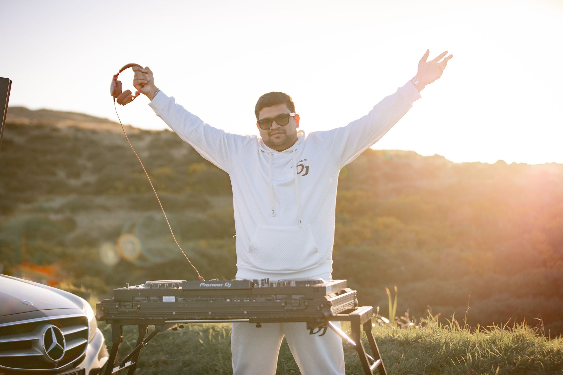 gray computer monitor