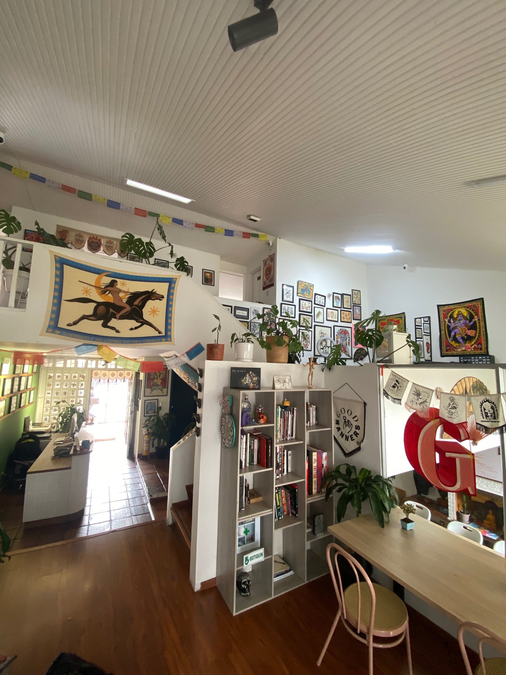 gray computer monitor