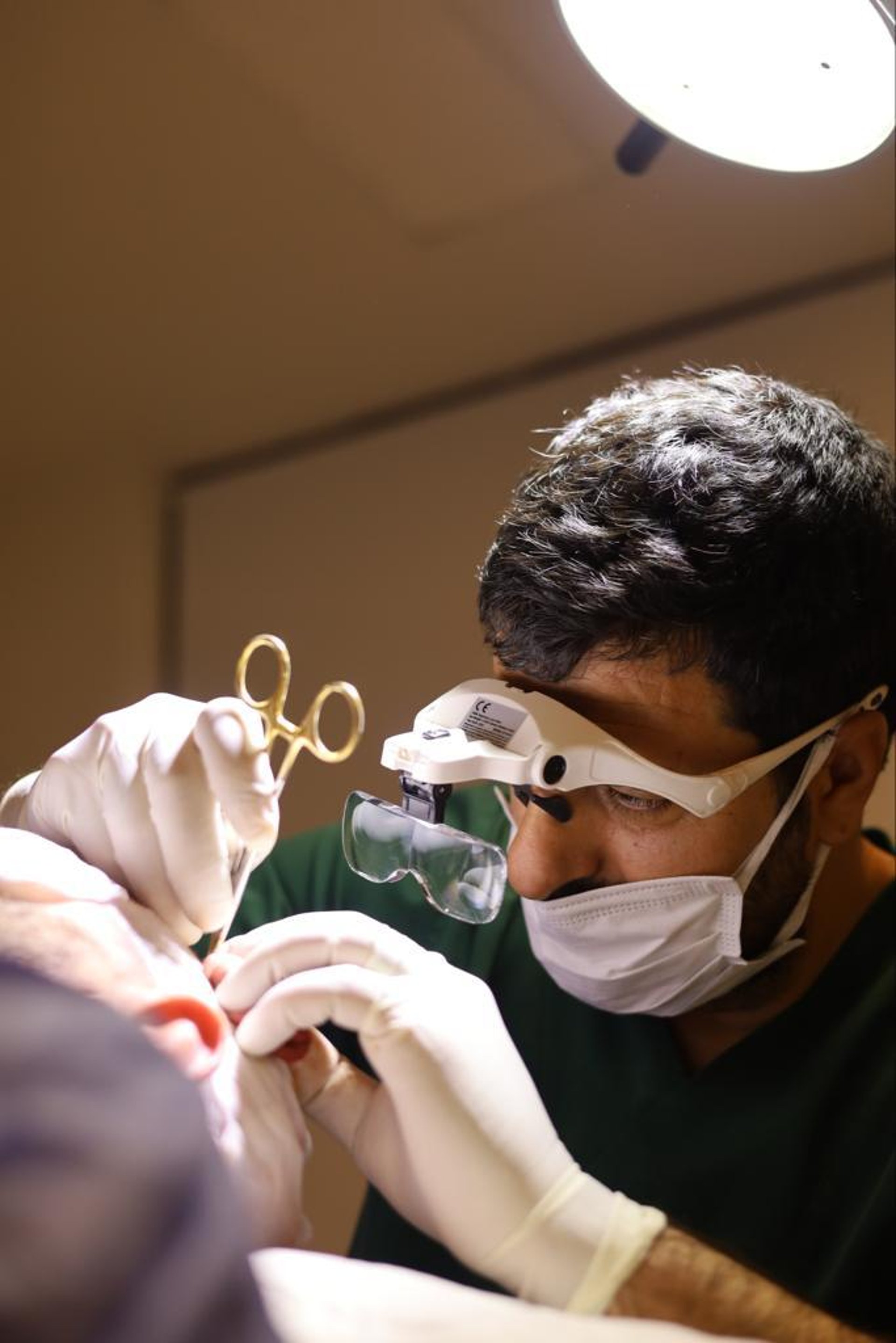 a person with the hand on the face