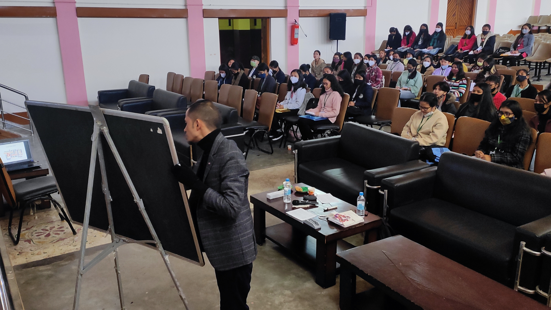 black and white bed linen