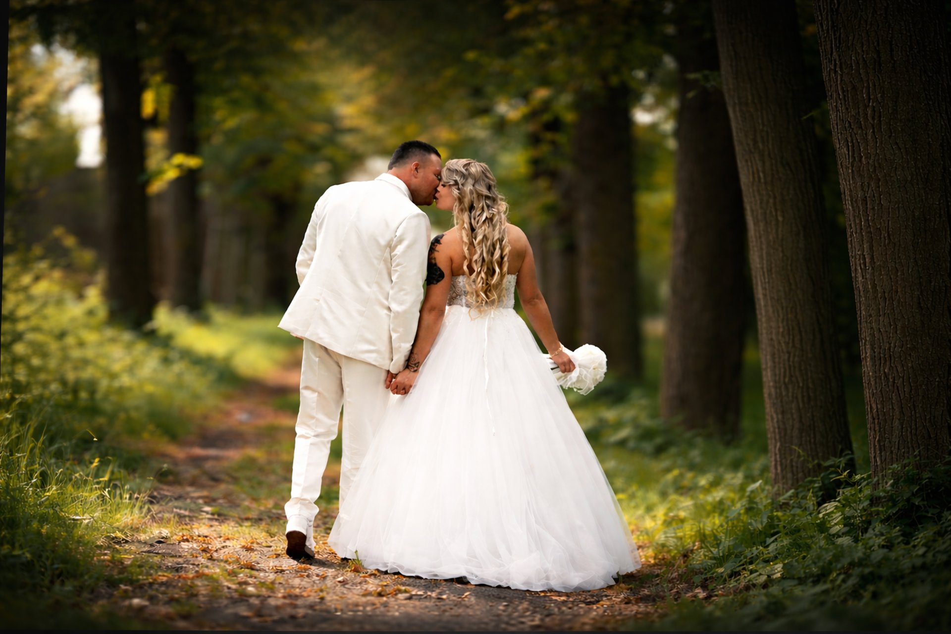 Brautpaar im Wald bei Oranienburg – authentische Hochzeitsreportage in Brandenburg.