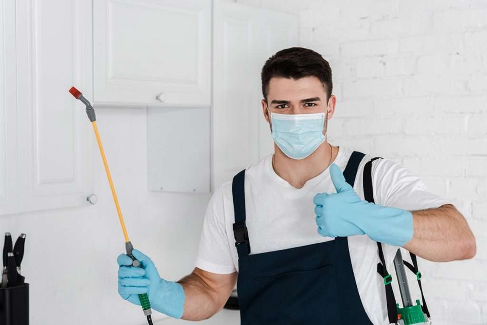 deratiseur avec son materiel pour la dératisation et desinsectisation a nice